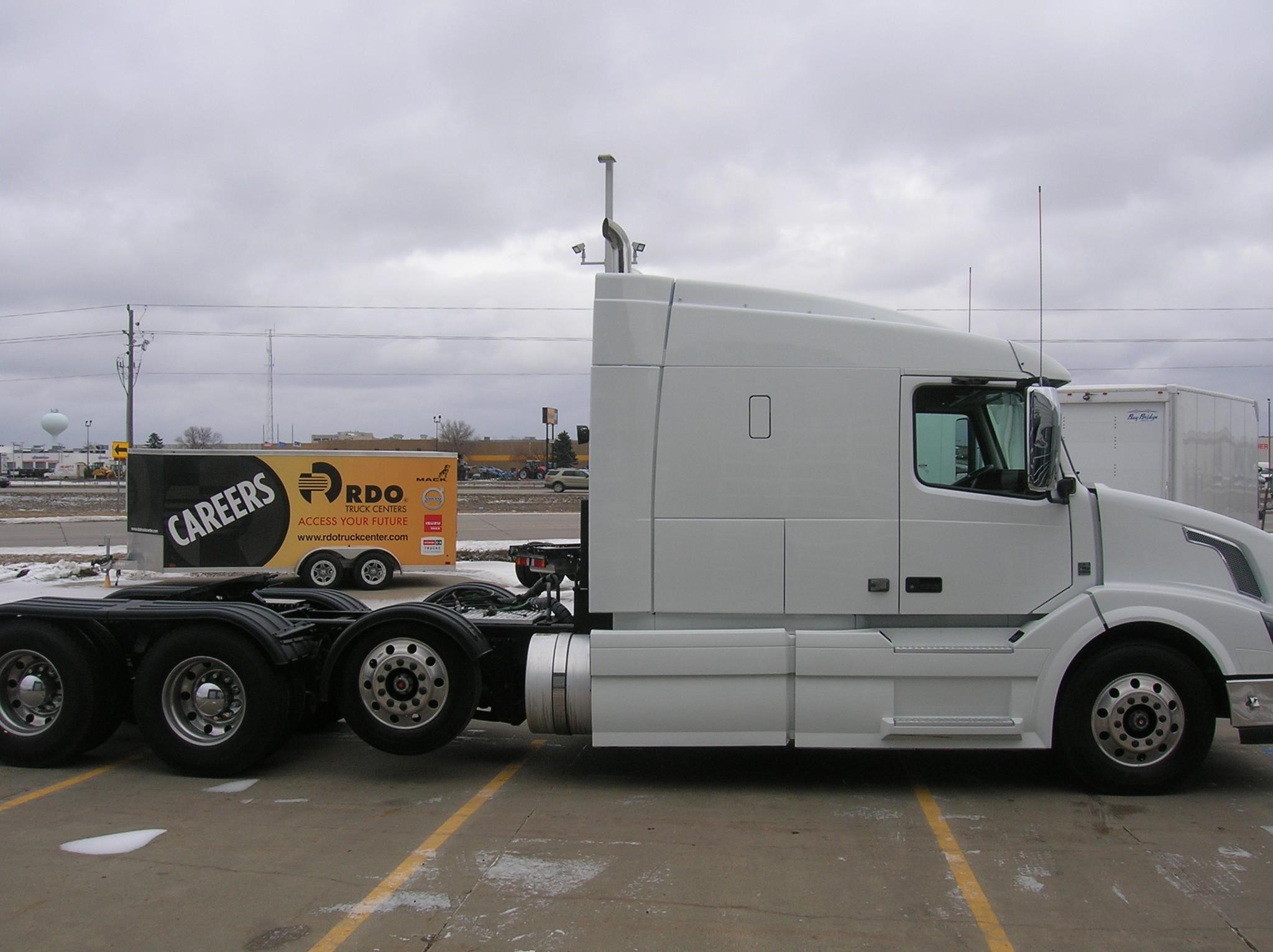 2017 VOLVO VNL84T630 - image 4 of 6