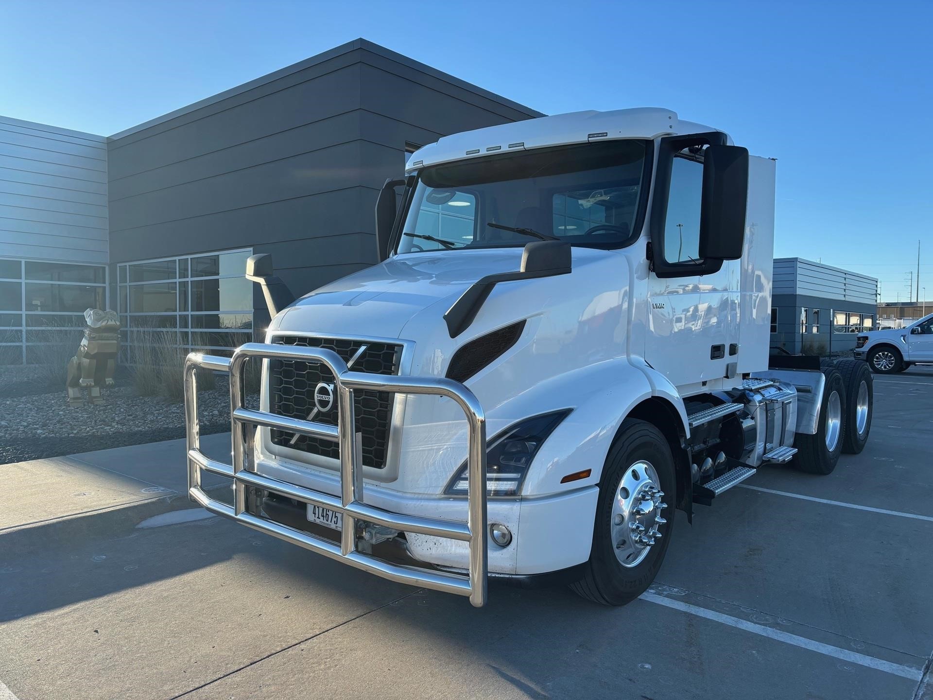 2018 VOLVO VNR64T300 - image 1 of 6