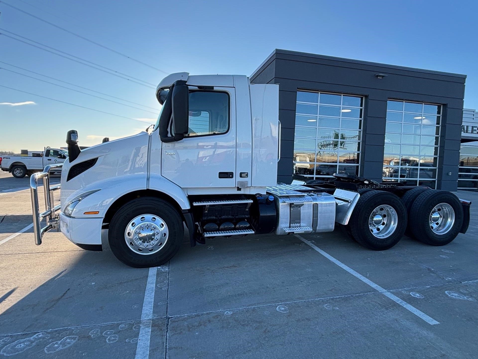 2018 VOLVO VNR64T300 - image 2 of 6