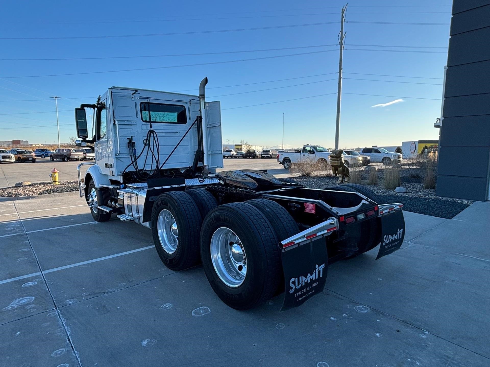 2018 VOLVO VNR64T300 - image 3 of 6