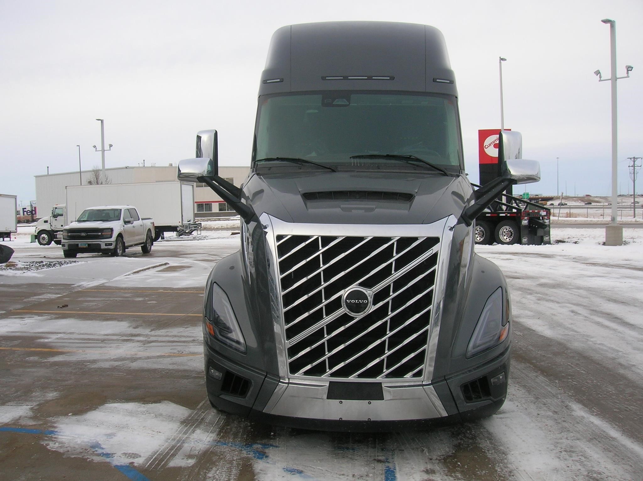 2025 VOLVO VNL64T860 - image 2 of 6