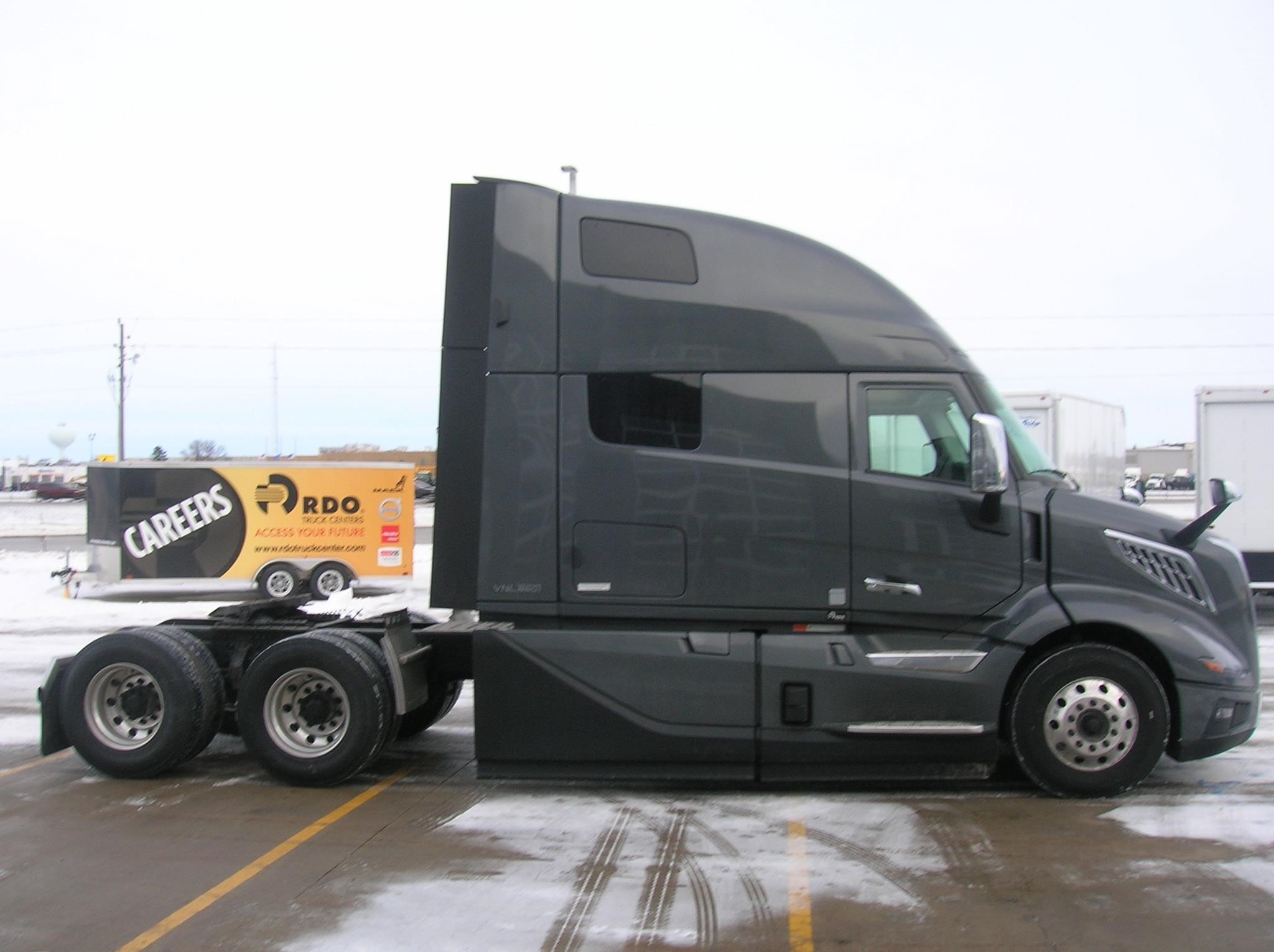 2025 VOLVO VNL64T860 - image 4 of 6