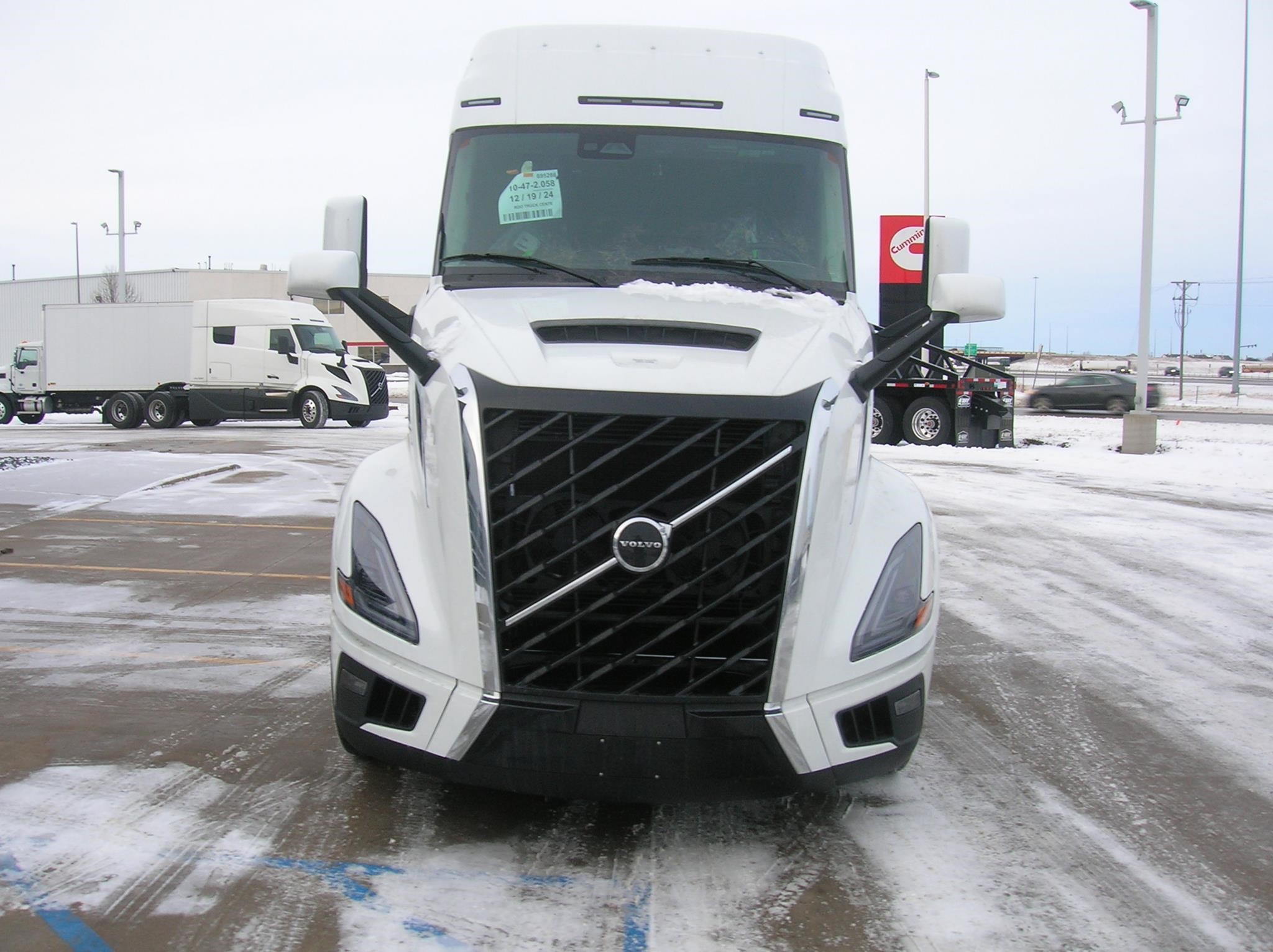 2025 VOLVO VNL64T840 - image 2 of 6