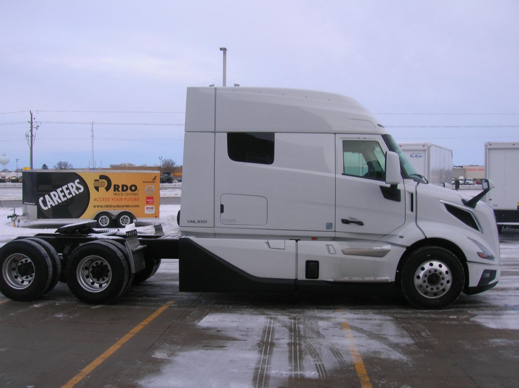 2025 VOLVO VNL64T840 - image 4 of 6