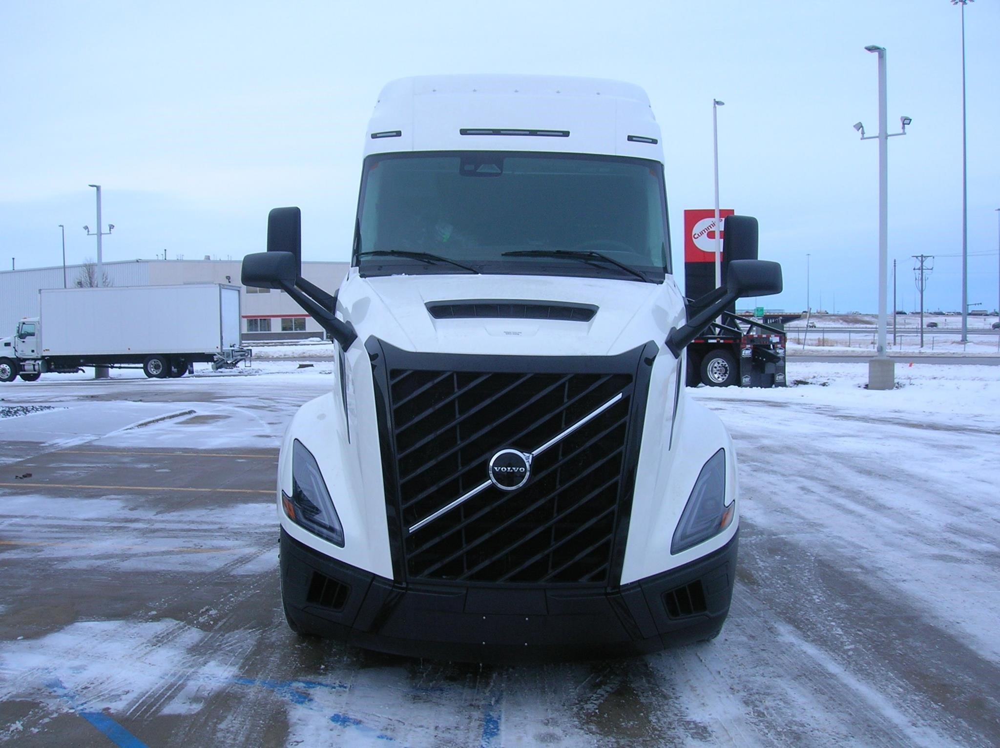 2025 VOLVO VNL64T840 - image 2 of 6