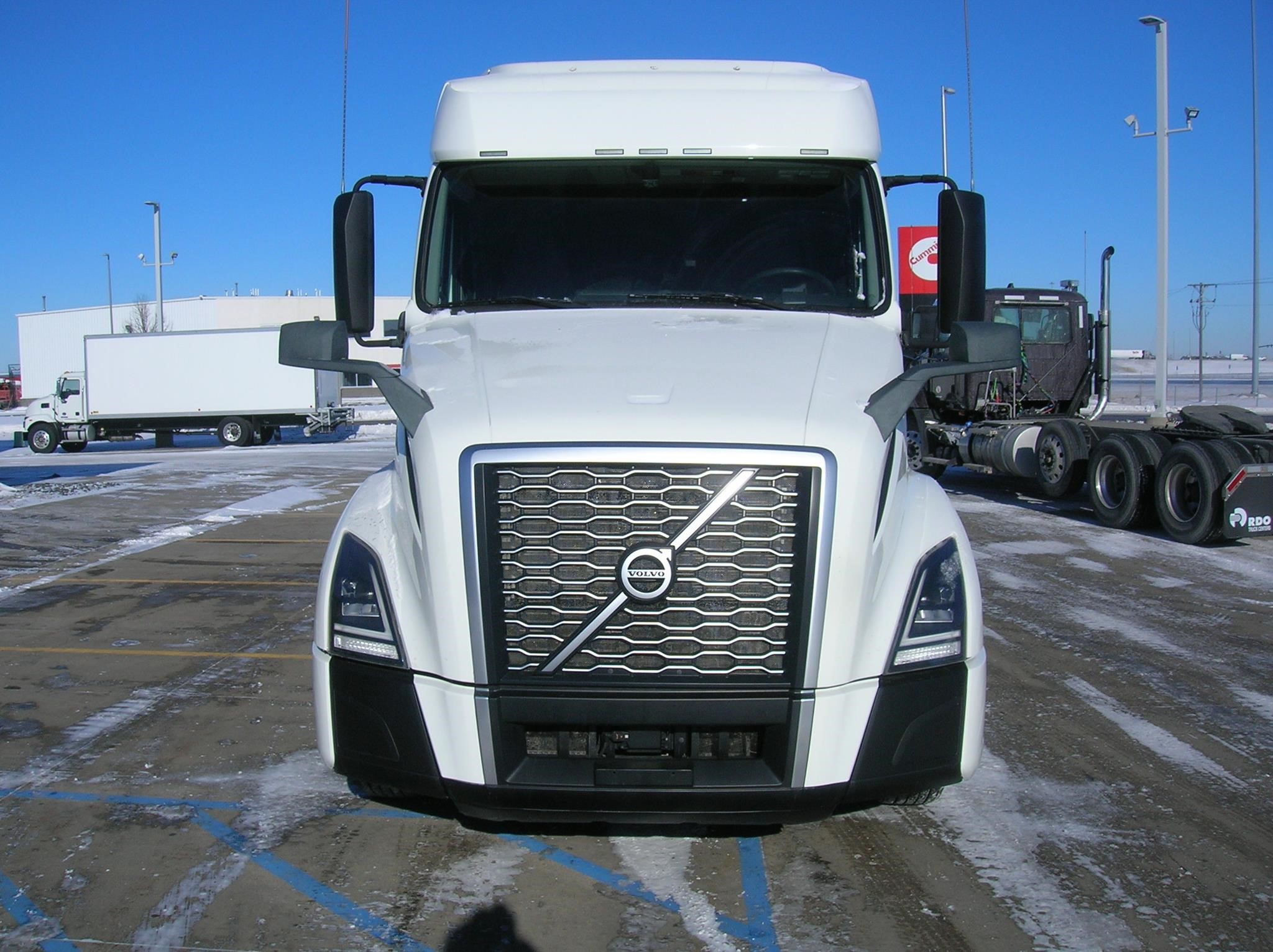 2020 VOLVO VNL64T740 - image 2 of 6