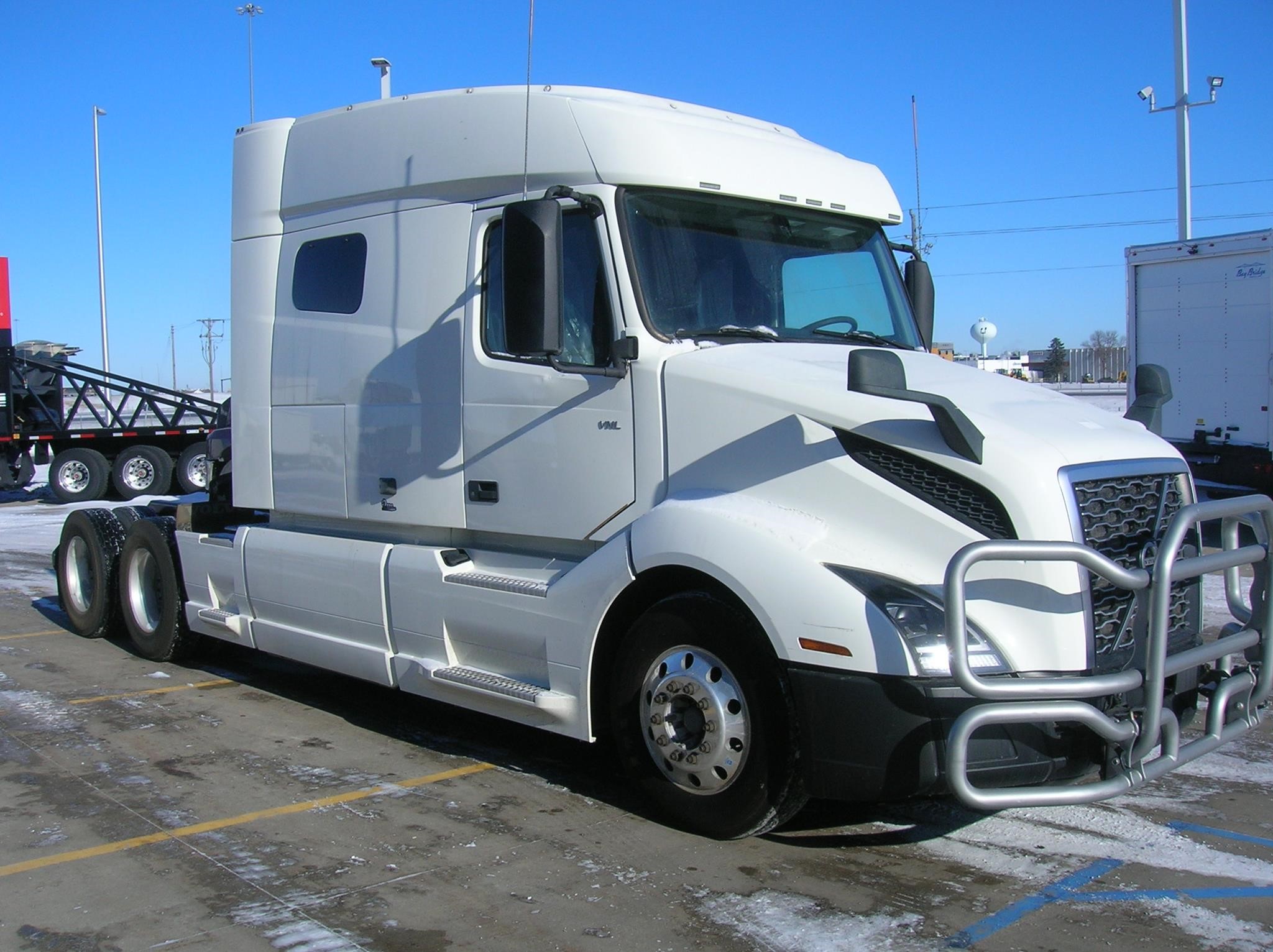 2020 VOLVO VNL64T740 - image 3 of 6