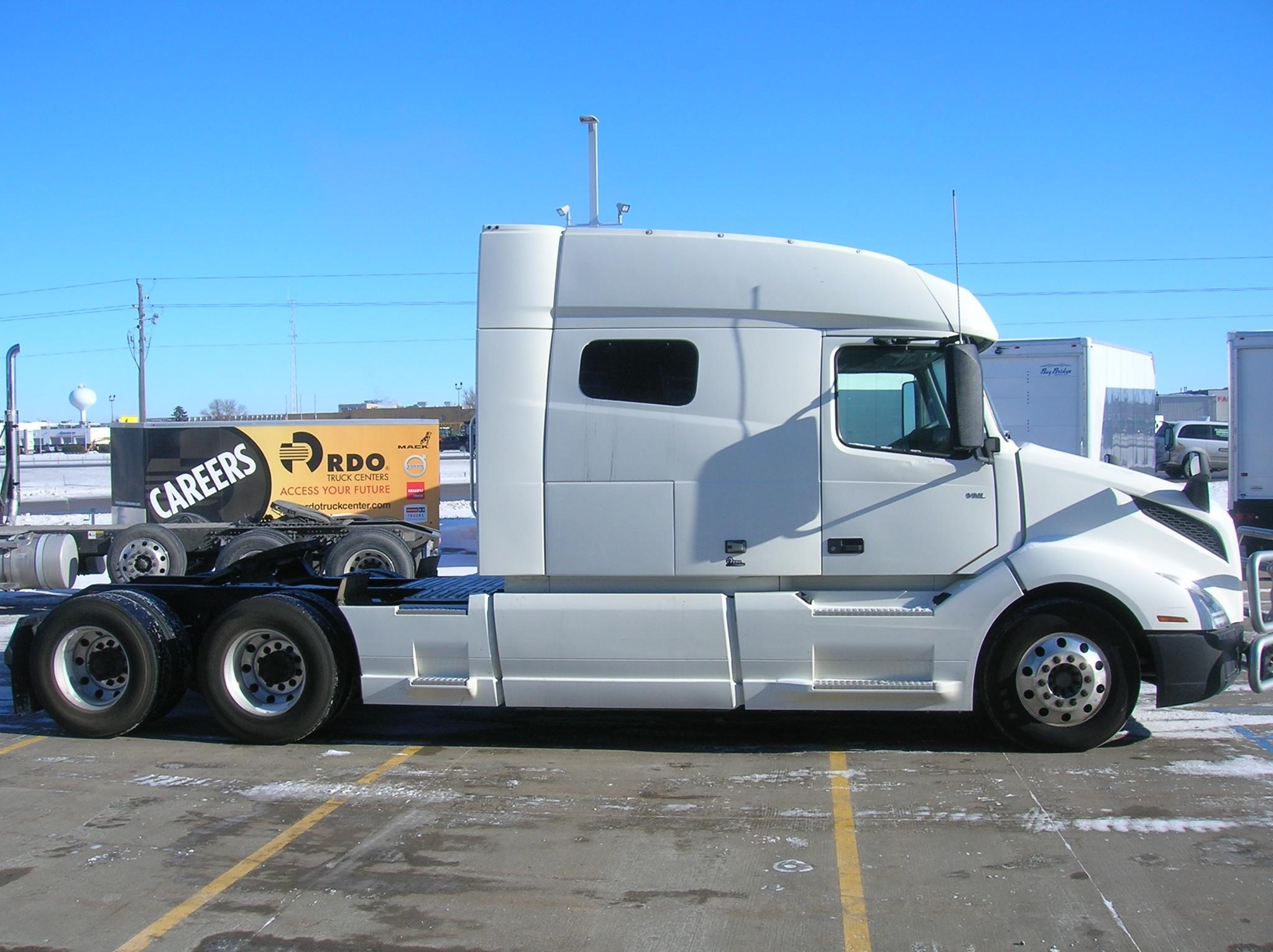 2020 VOLVO VNL64T740 - image 4 of 6