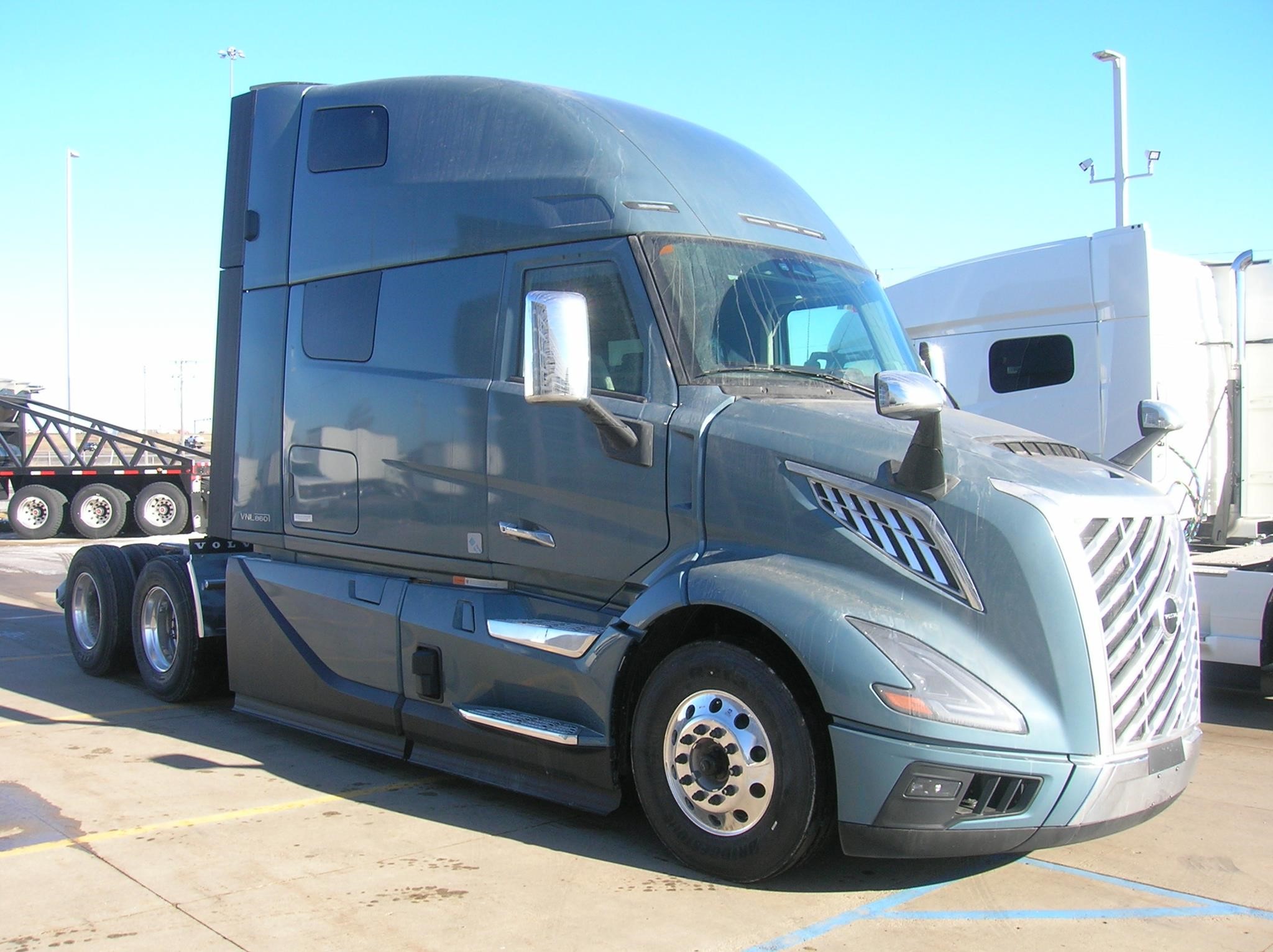 2025 VOLVO VNL64T860 - image 3 of 6