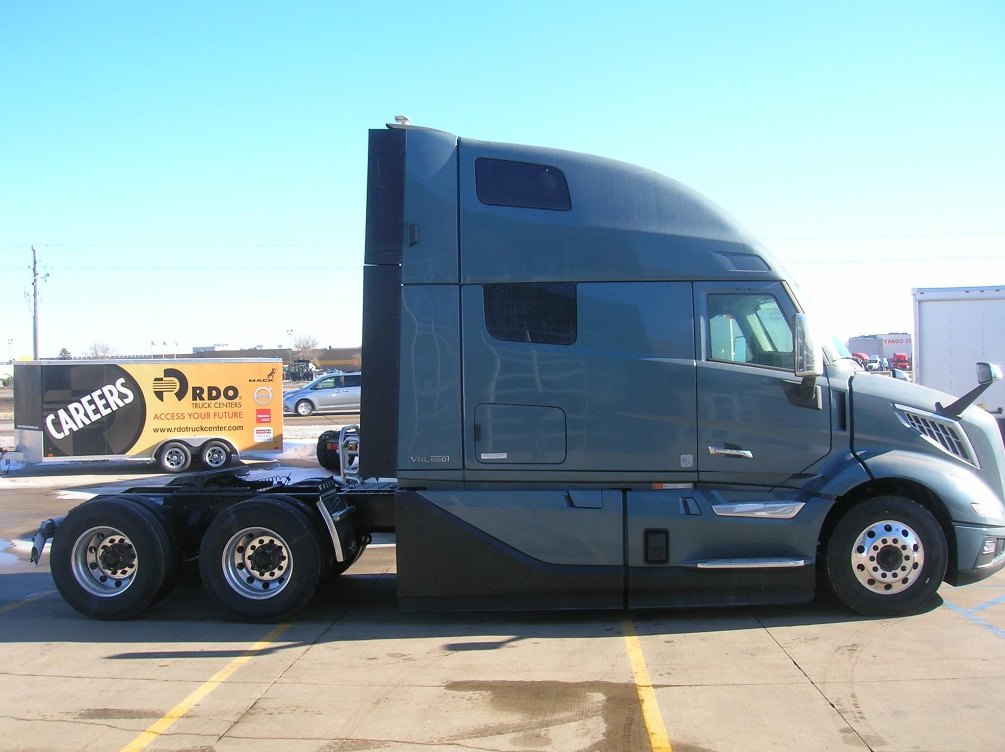 2025 VOLVO VNL64T860 - image 4 of 6