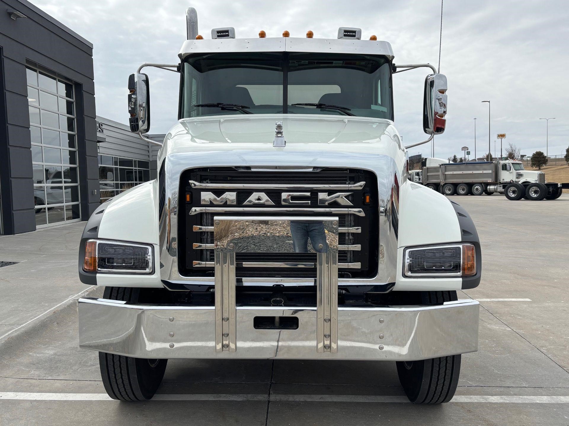 2025 MACK GRANITE 84FT - image 3 of 6