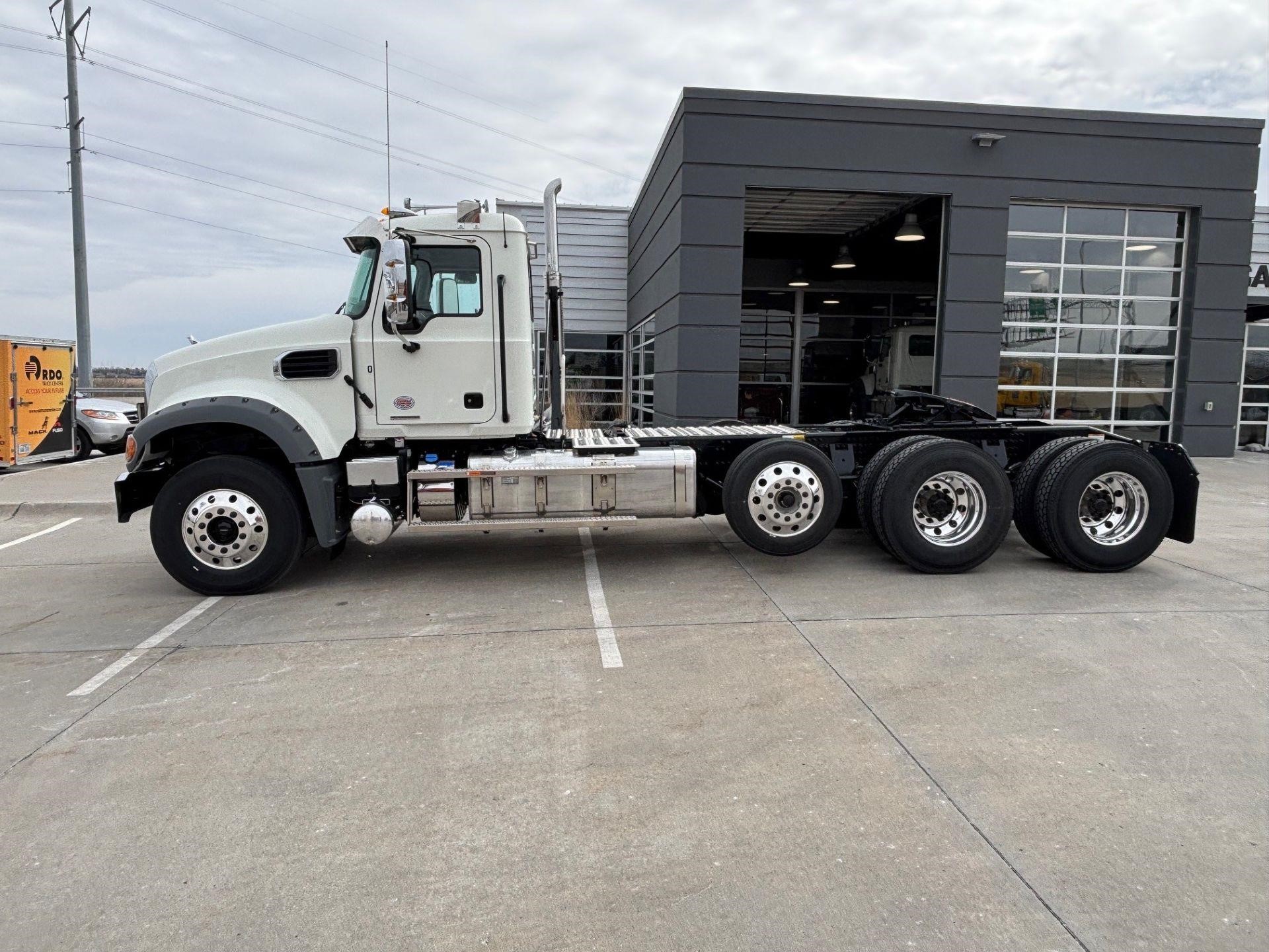 2025 MACK GRANITE 84FT - image 4 of 6