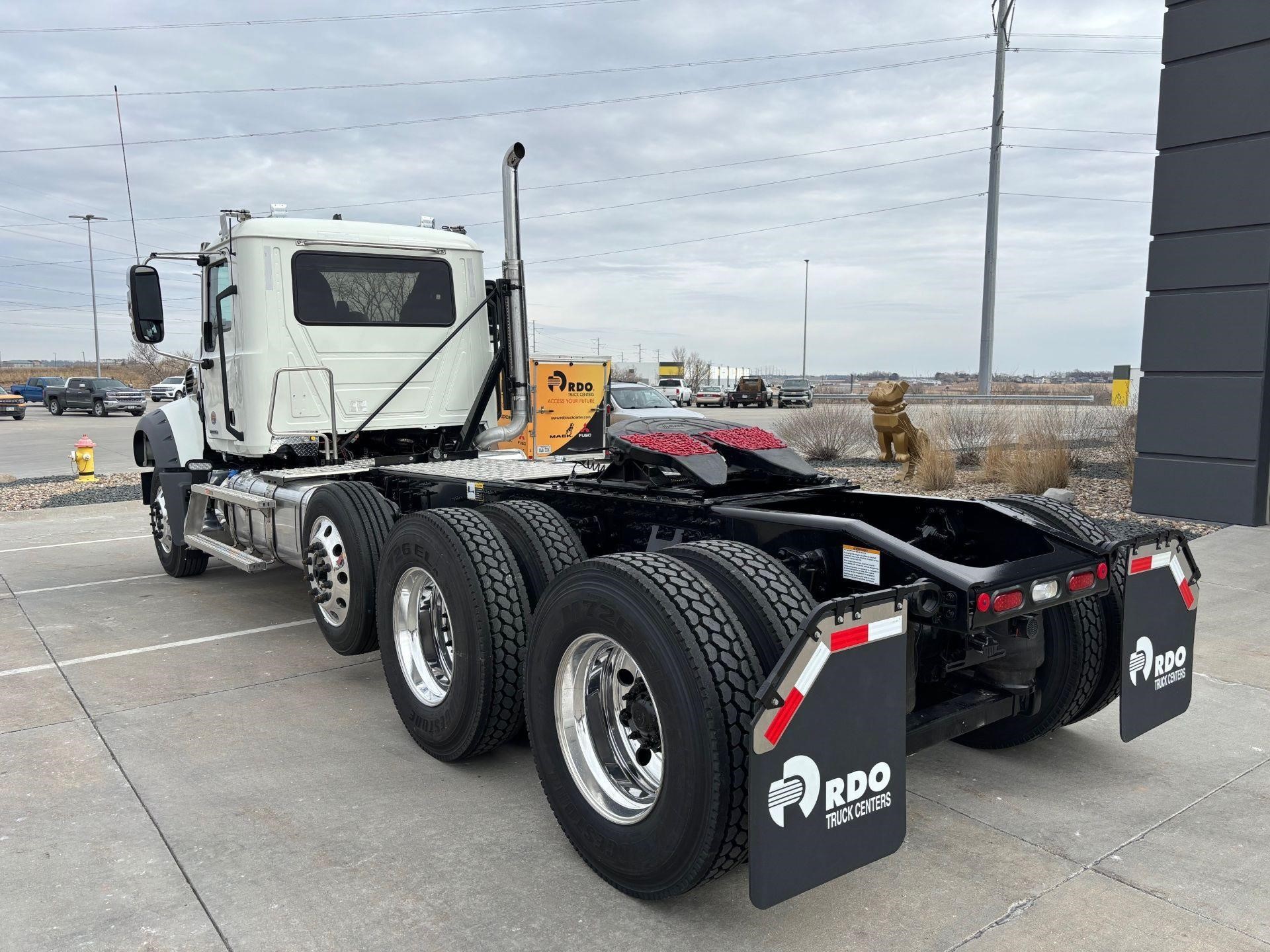 2025 MACK GRANITE 84FT - image 5 of 6