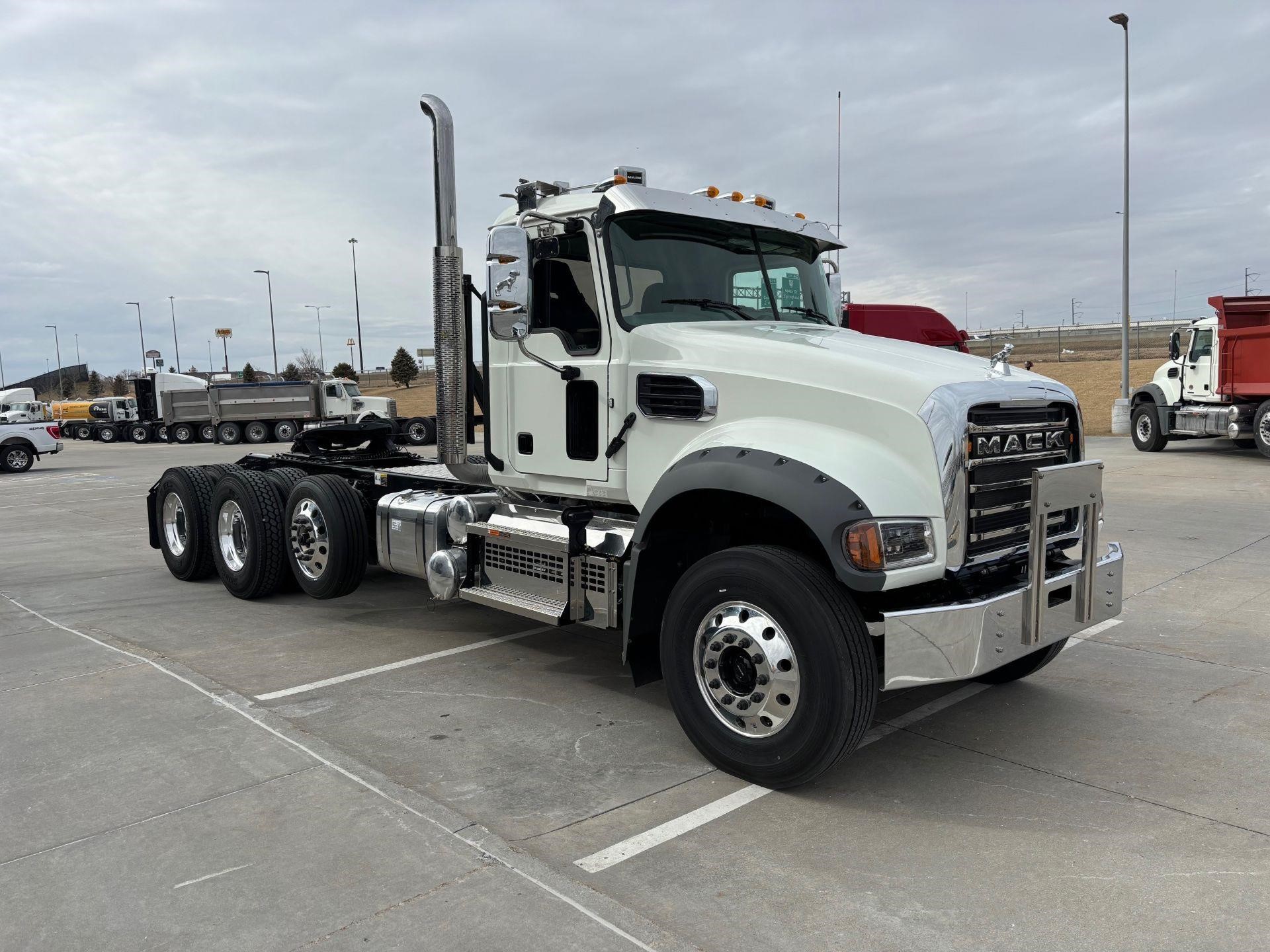 2025 MACK GRANITE 84FT - image 2 of 6