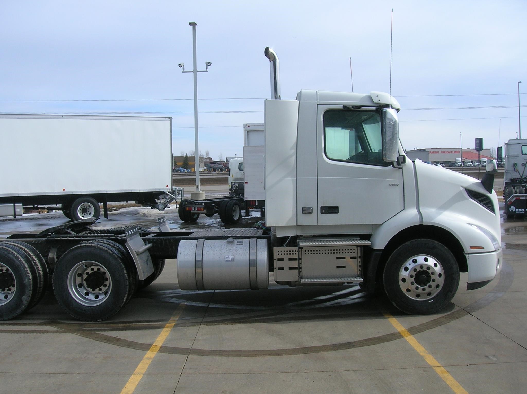 2026 VOLVO VNR64T300 - image 4 of 6