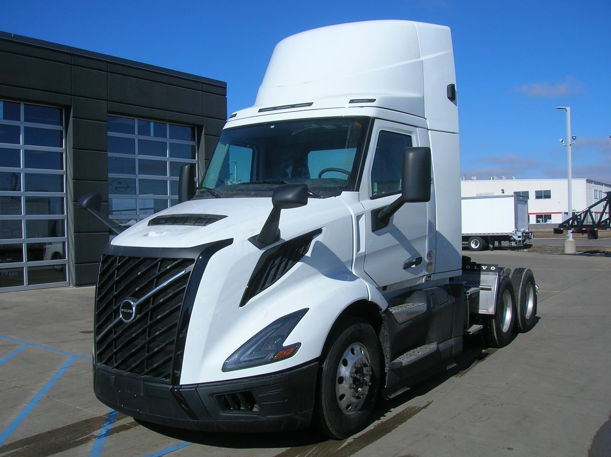 2025 VOLVO VNL64T300 - image 1 of 6