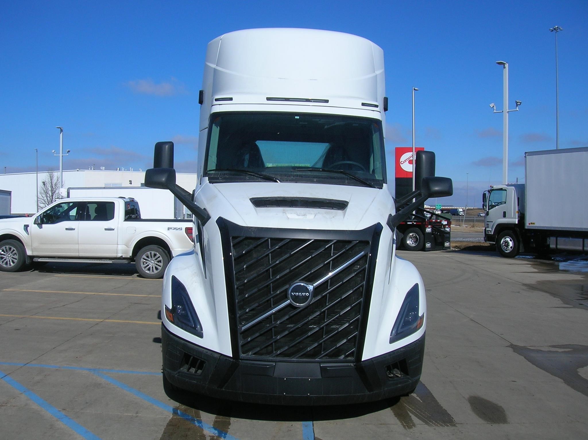 2025 VOLVO VNL64T300 - image 2 of 6