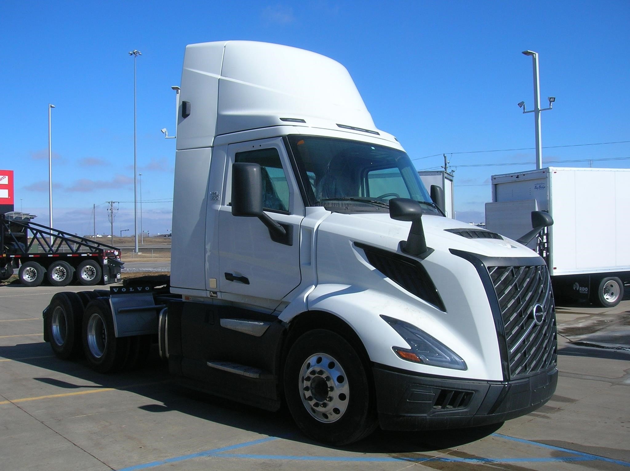 2025 VOLVO VNL64T300 - image 3 of 6