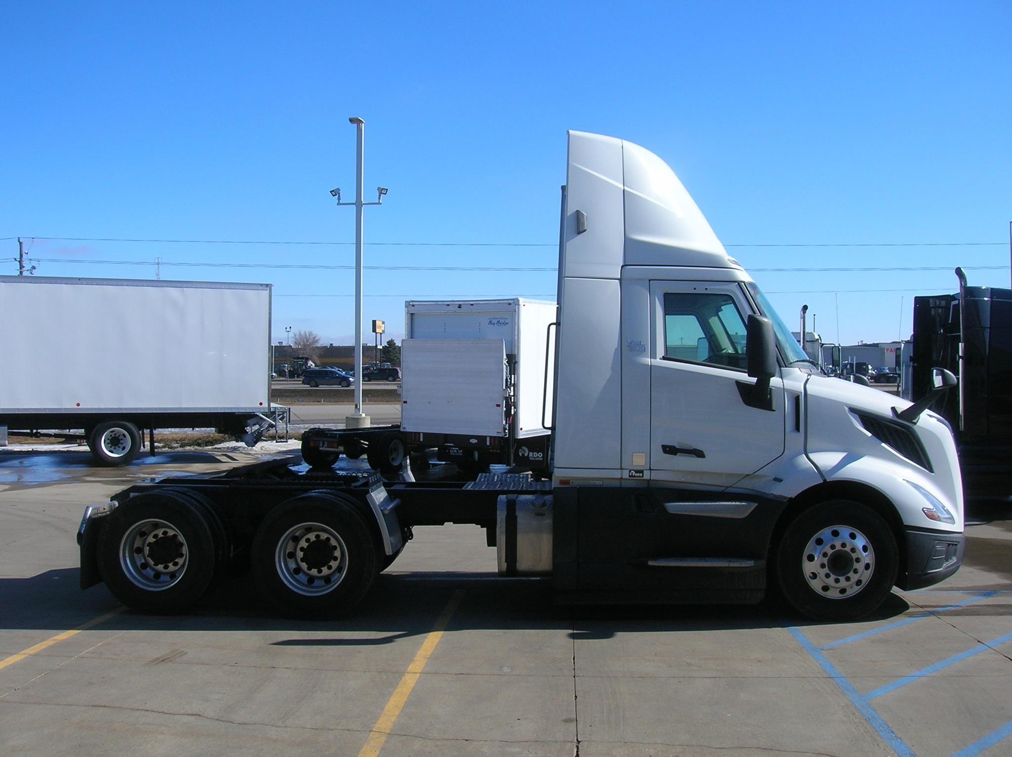 2025 VOLVO VNL64T300 - image 4 of 6