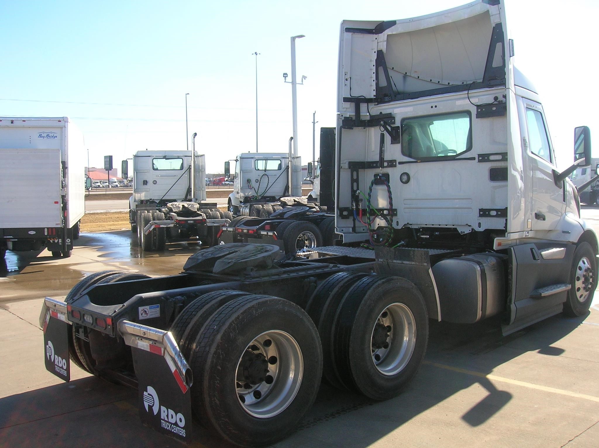 2025 VOLVO VNL64T300 - image 5 of 6