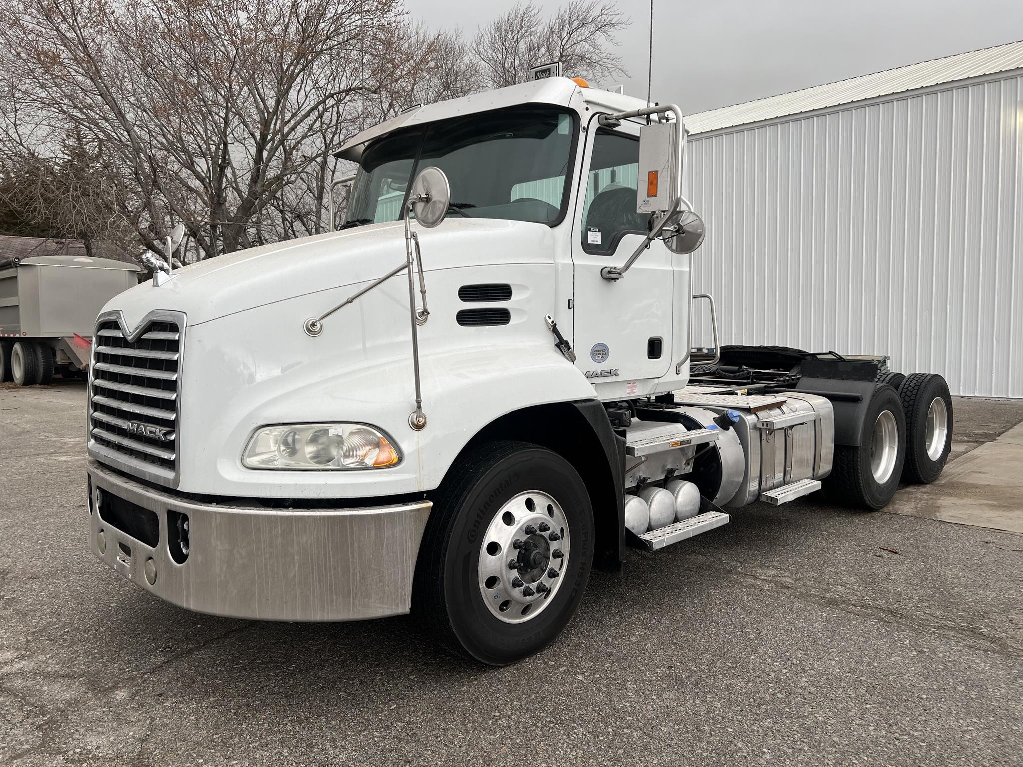 2017 MACK PINNACLE CXU613 - image 1 of 6