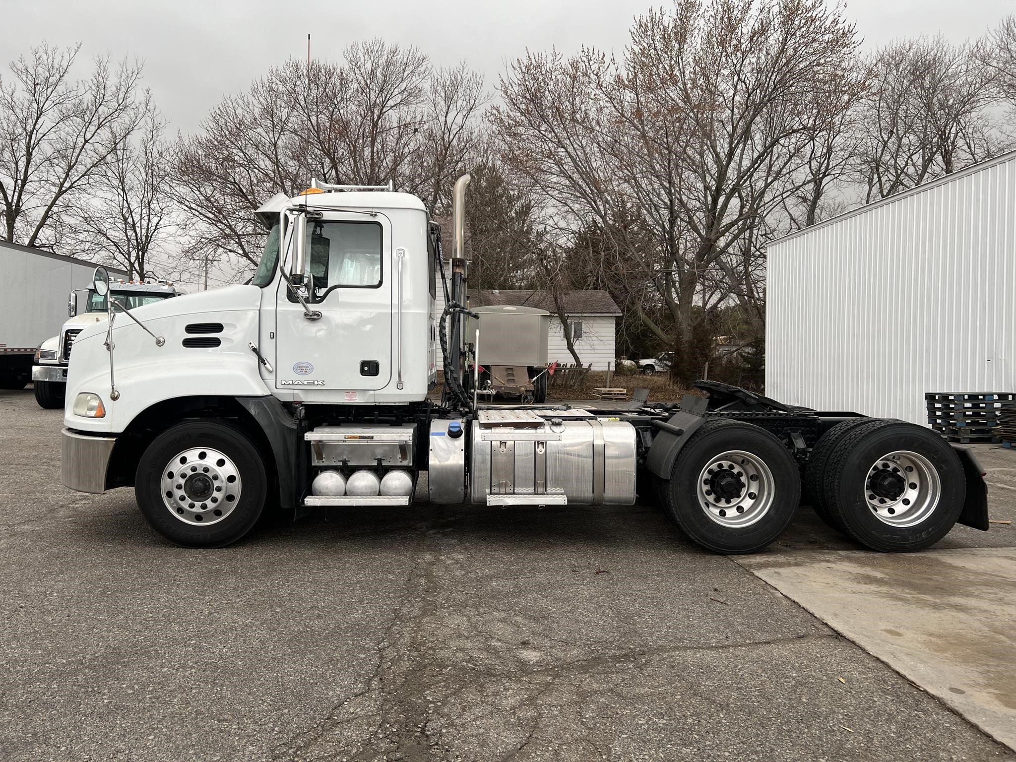 2017 MACK PINNACLE CXU613 - image 2 of 6