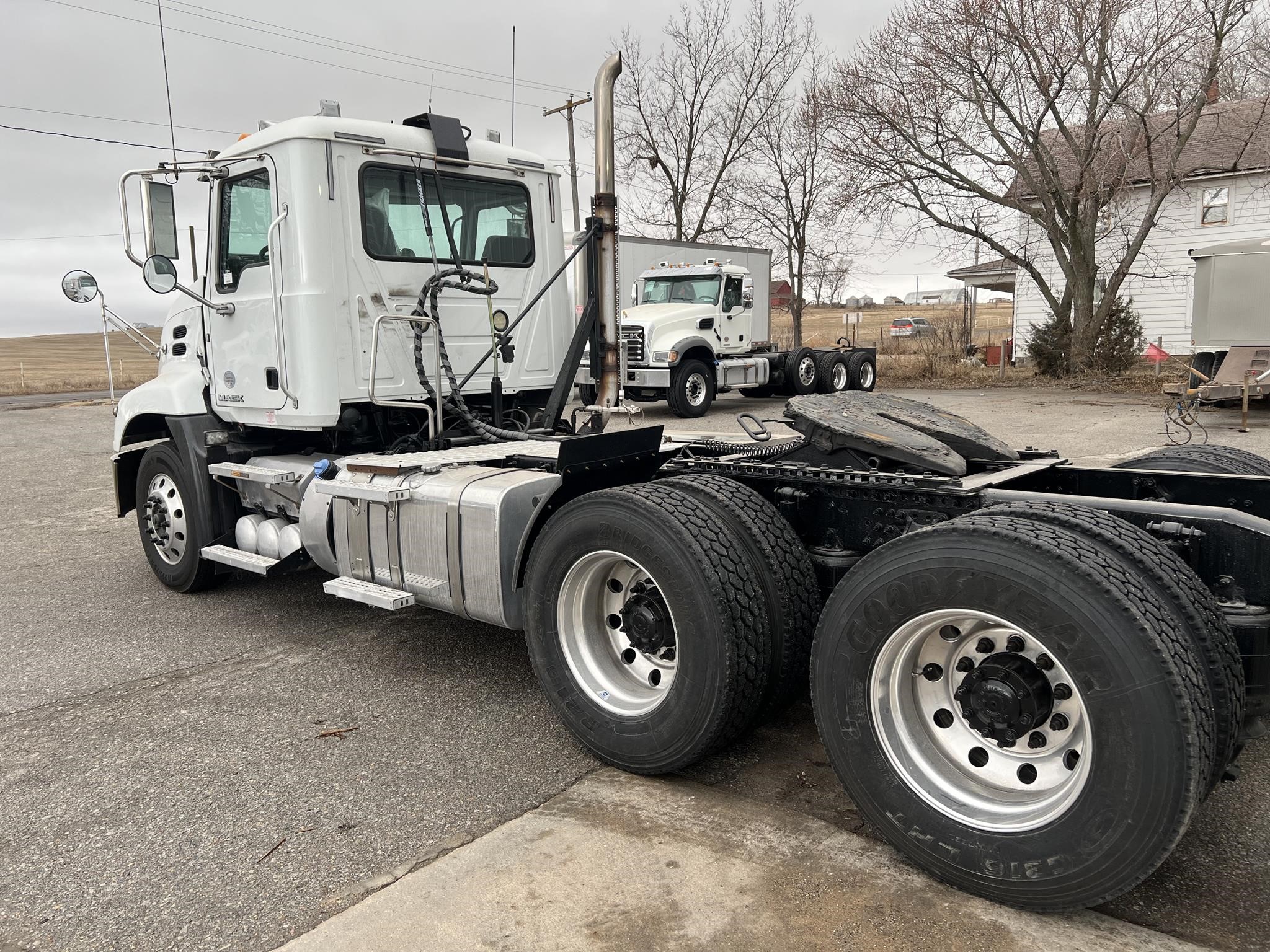 2017 MACK PINNACLE CXU613 - image 3 of 6