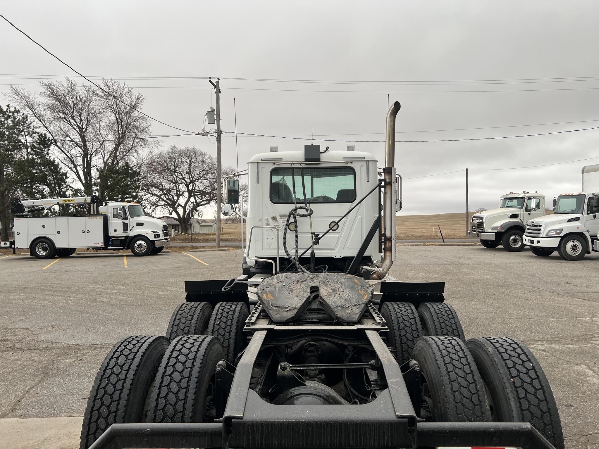 2017 MACK PINNACLE CXU613 - image 4 of 6