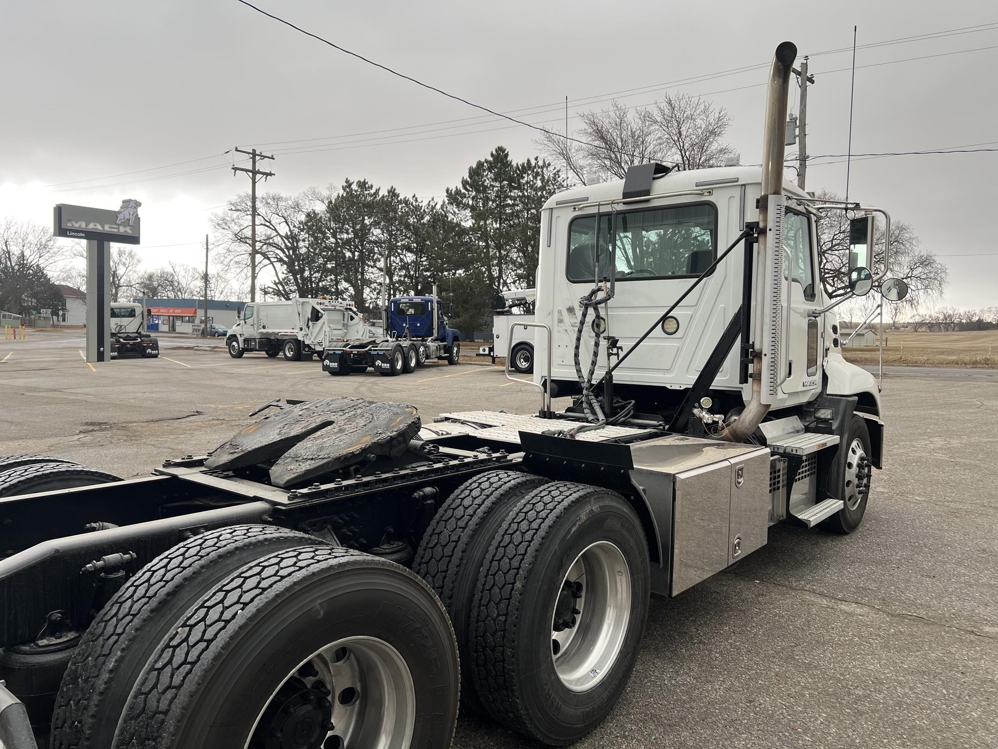 2017 MACK PINNACLE CXU613 - image 5 of 6