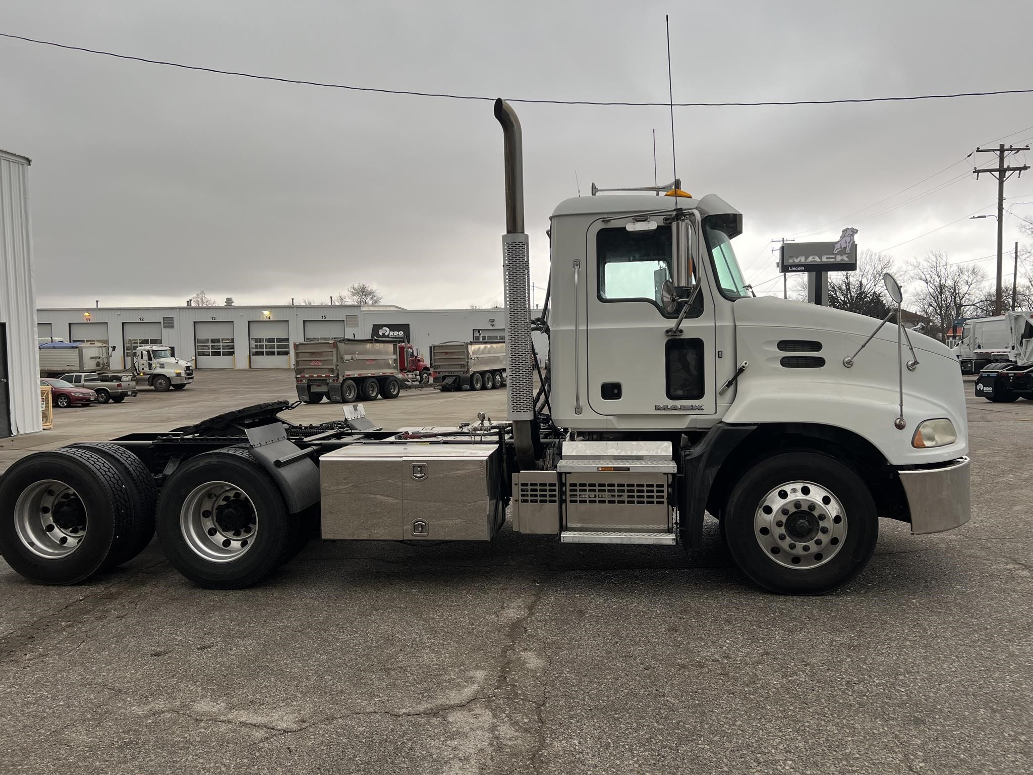 2017 MACK PINNACLE CXU613 - image 6 of 6