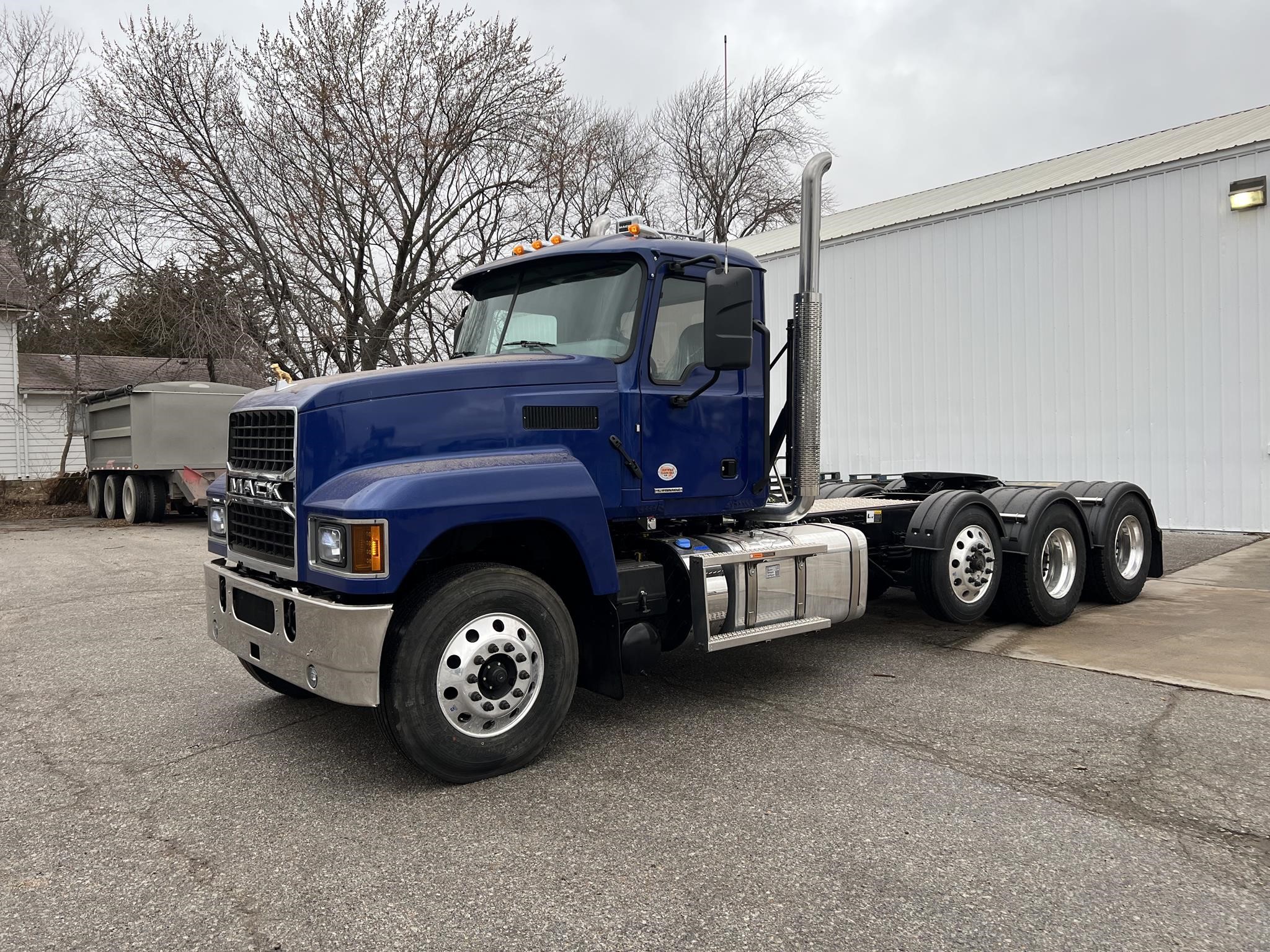 2025 MACK PINNACLE 84T - image 1 of 6