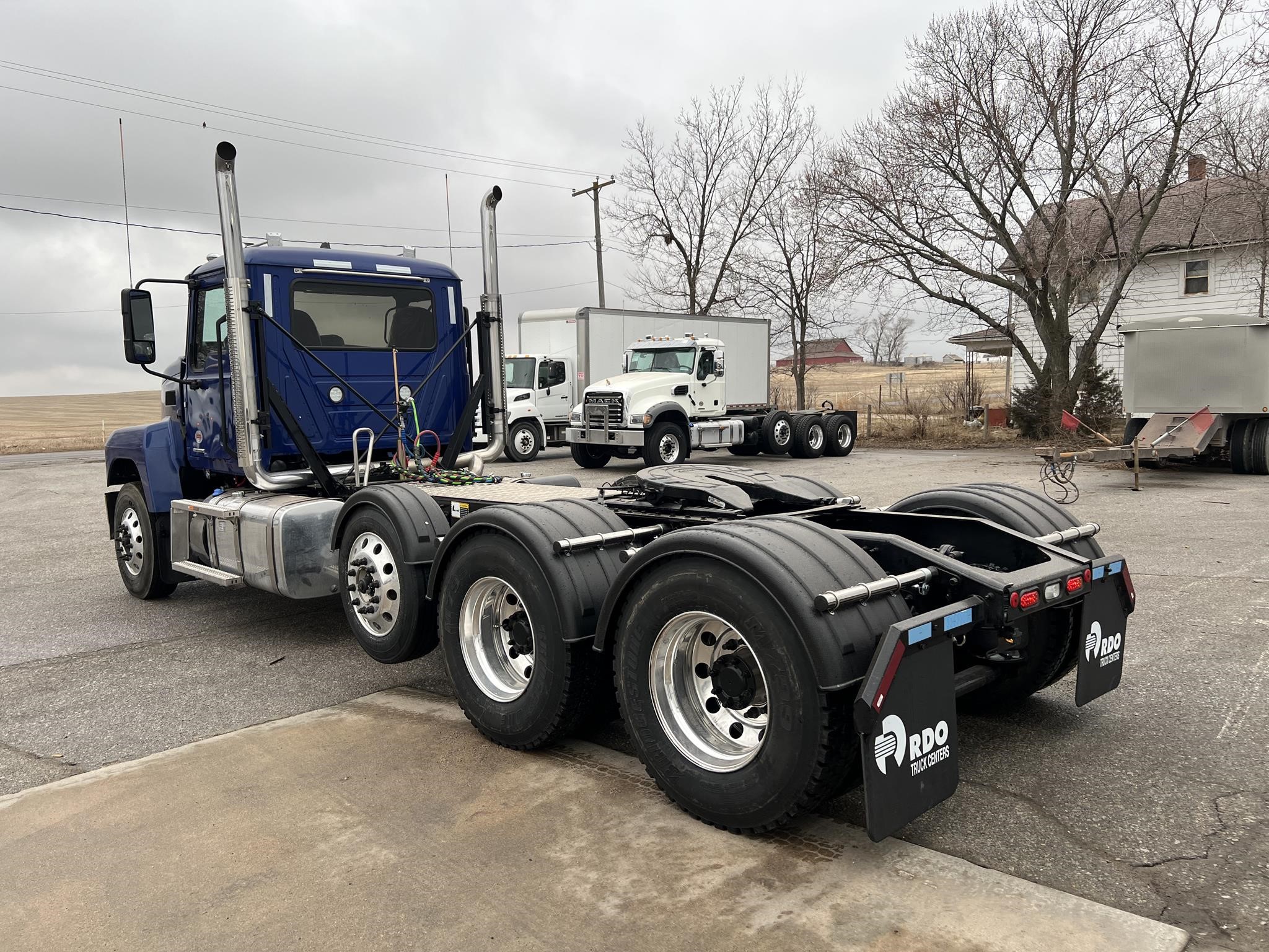 2025 MACK PINNACLE 84T - image 3 of 6