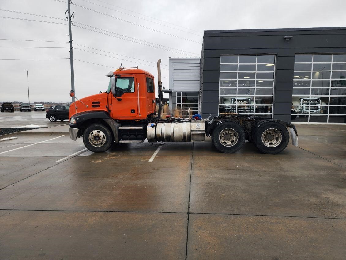 2017 MACK PINNACLE CXU613 - image 2 of 6