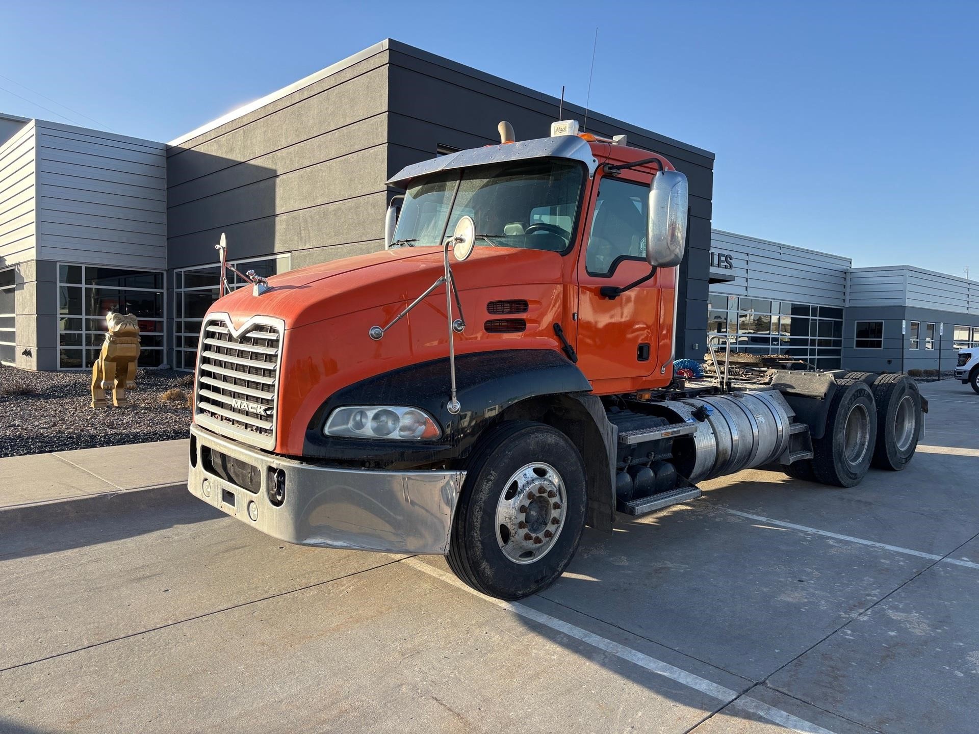 2017 MACK PINNACLE CXU613 - image 1 of 6