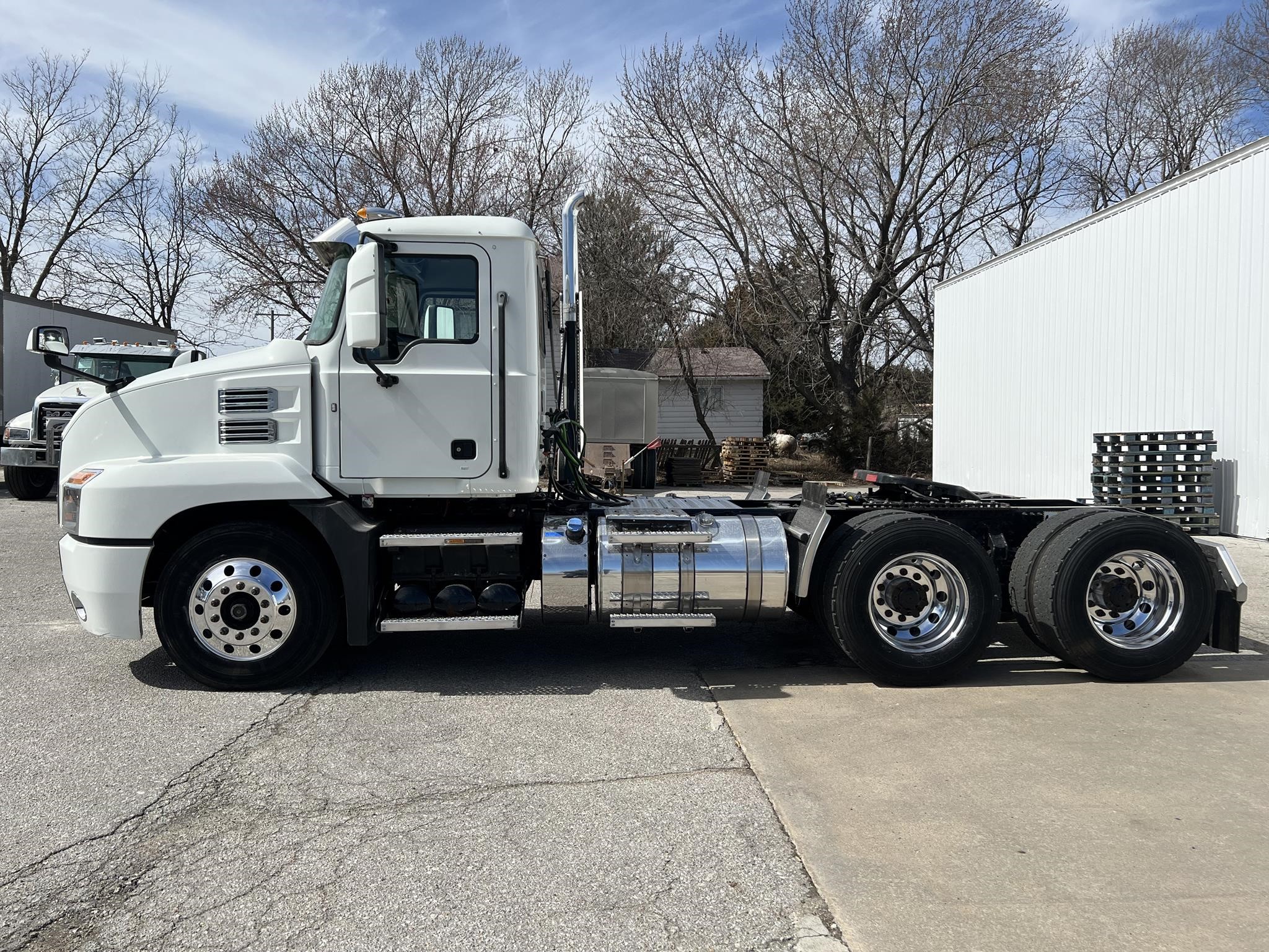 2019 MACK ANTHEM 64T - image 2 of 6