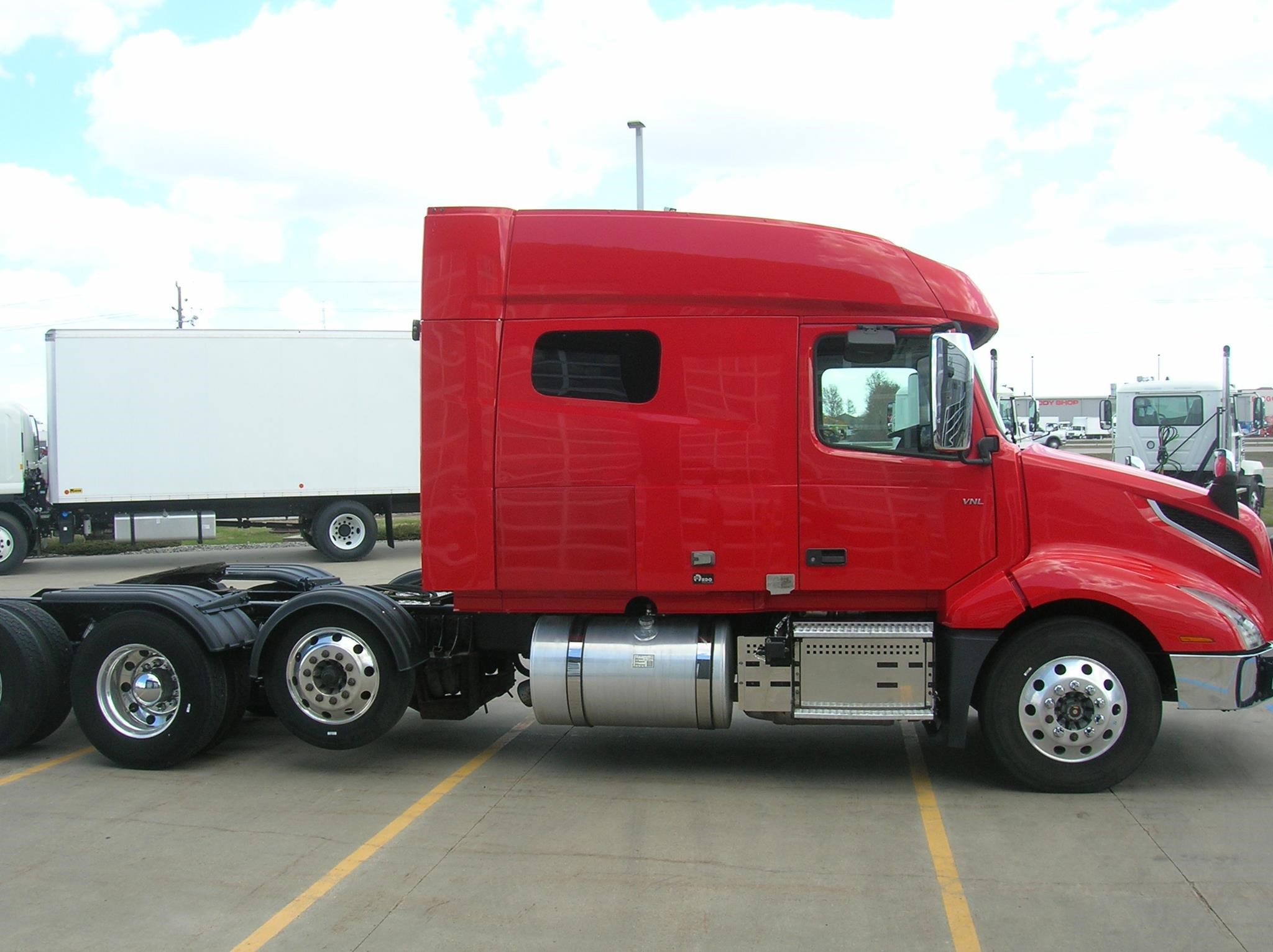 2019 VOLVO VNL84T740 - image 4 of 6