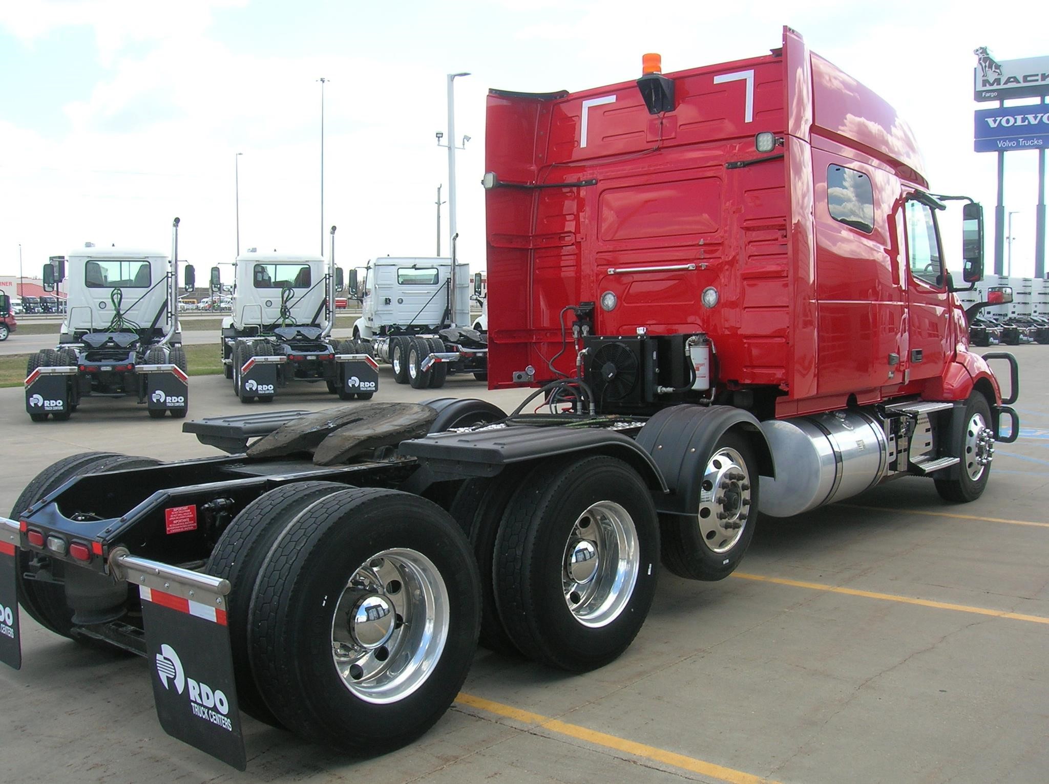 2019 VOLVO VNL84T740 - image 5 of 6