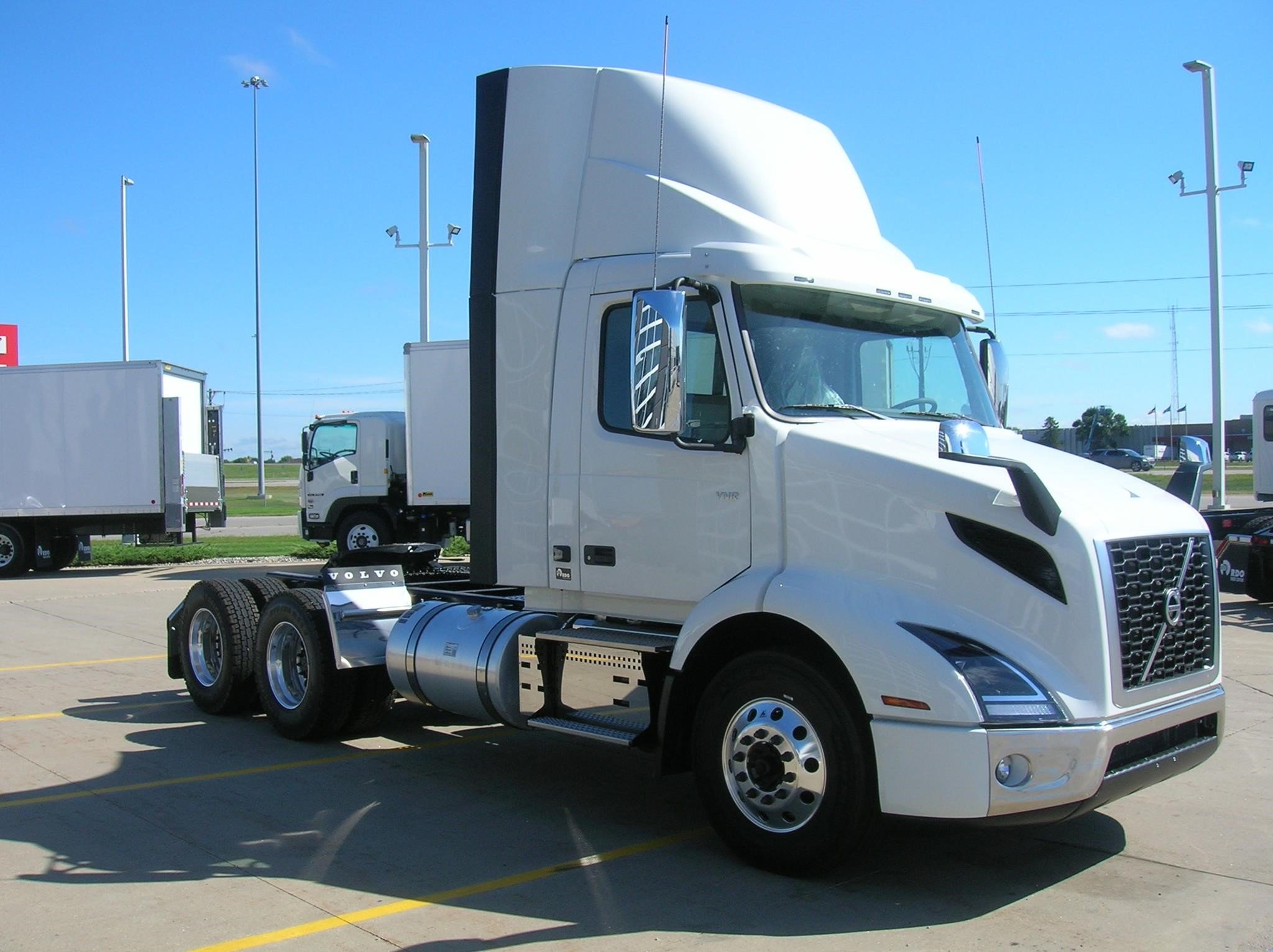 2026 VOLVO VNR64T300 - image 3 of 6