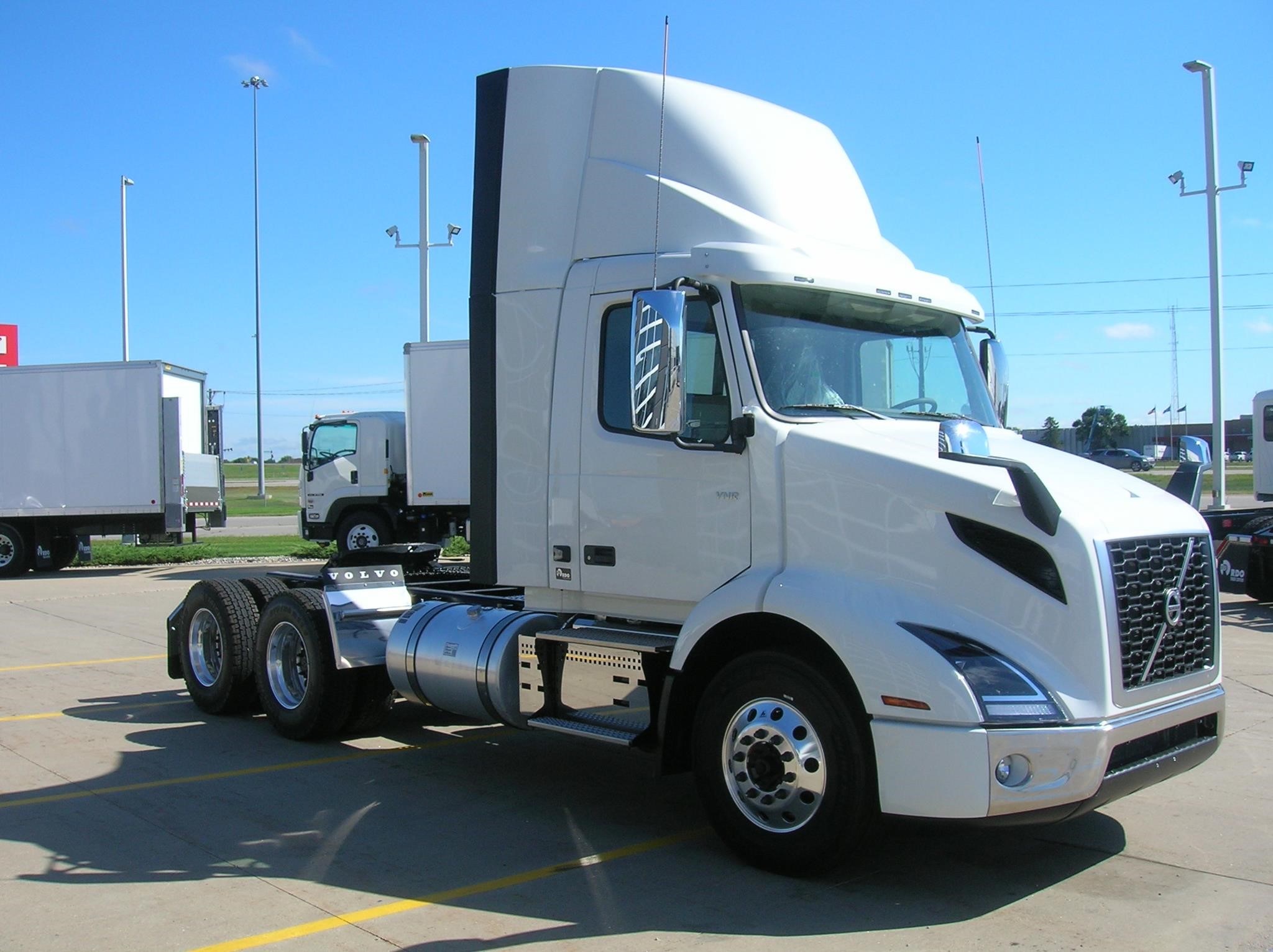 2026 VOLVO VNR64T300 - image 3 of 6