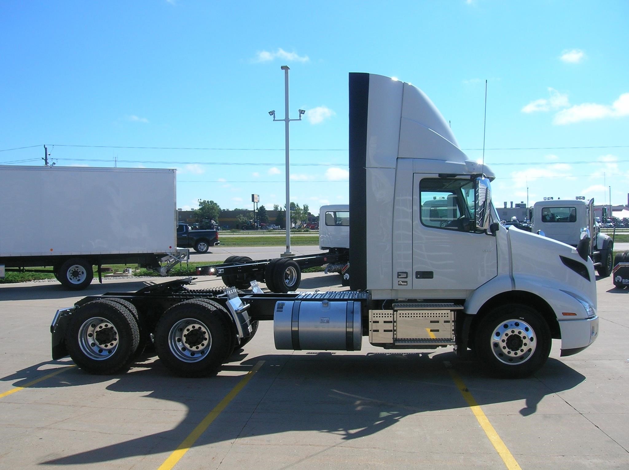 2026 VOLVO VNR64T300 - image 4 of 6