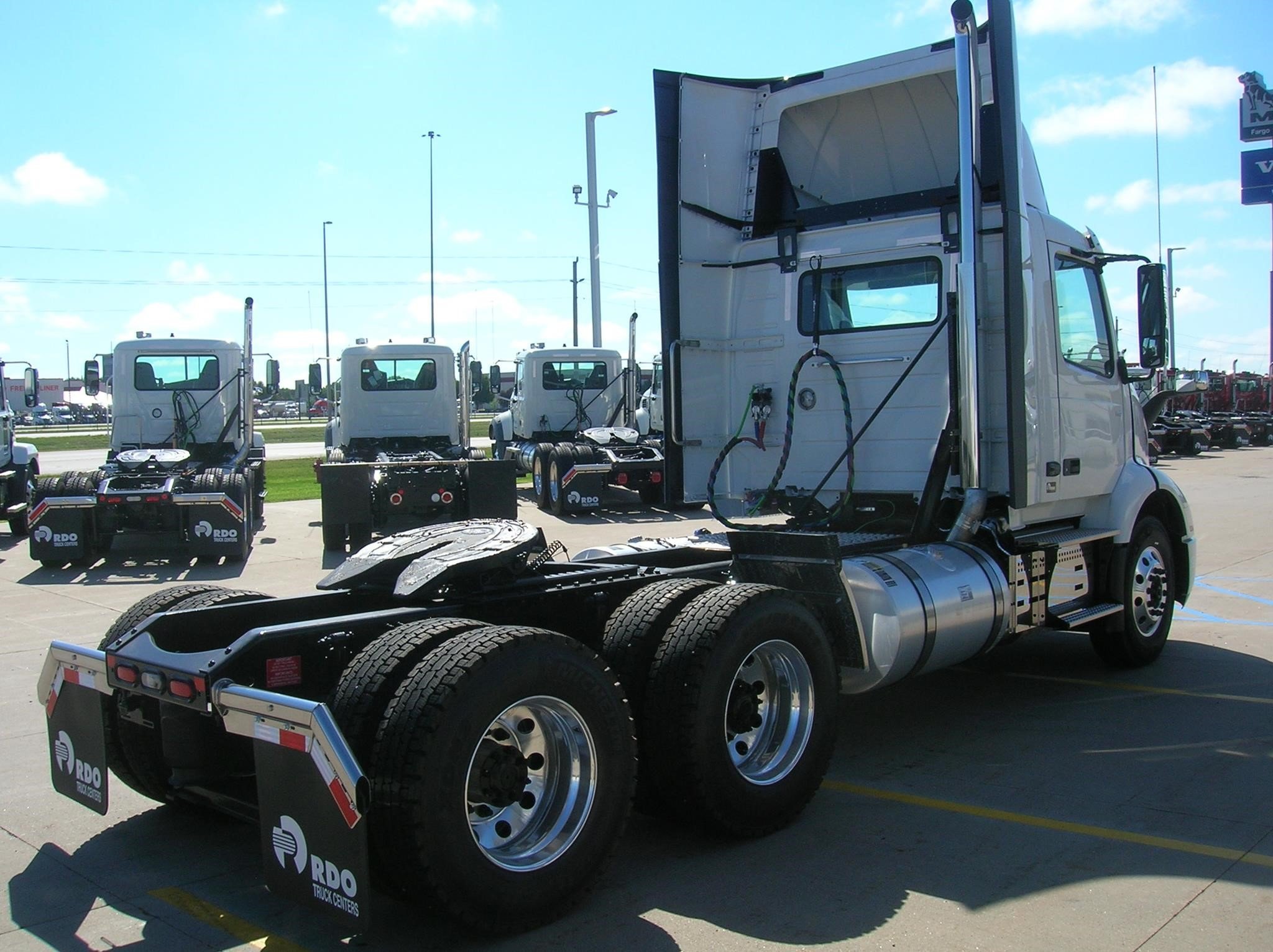 2026 VOLVO VNR64T300 - image 5 of 6