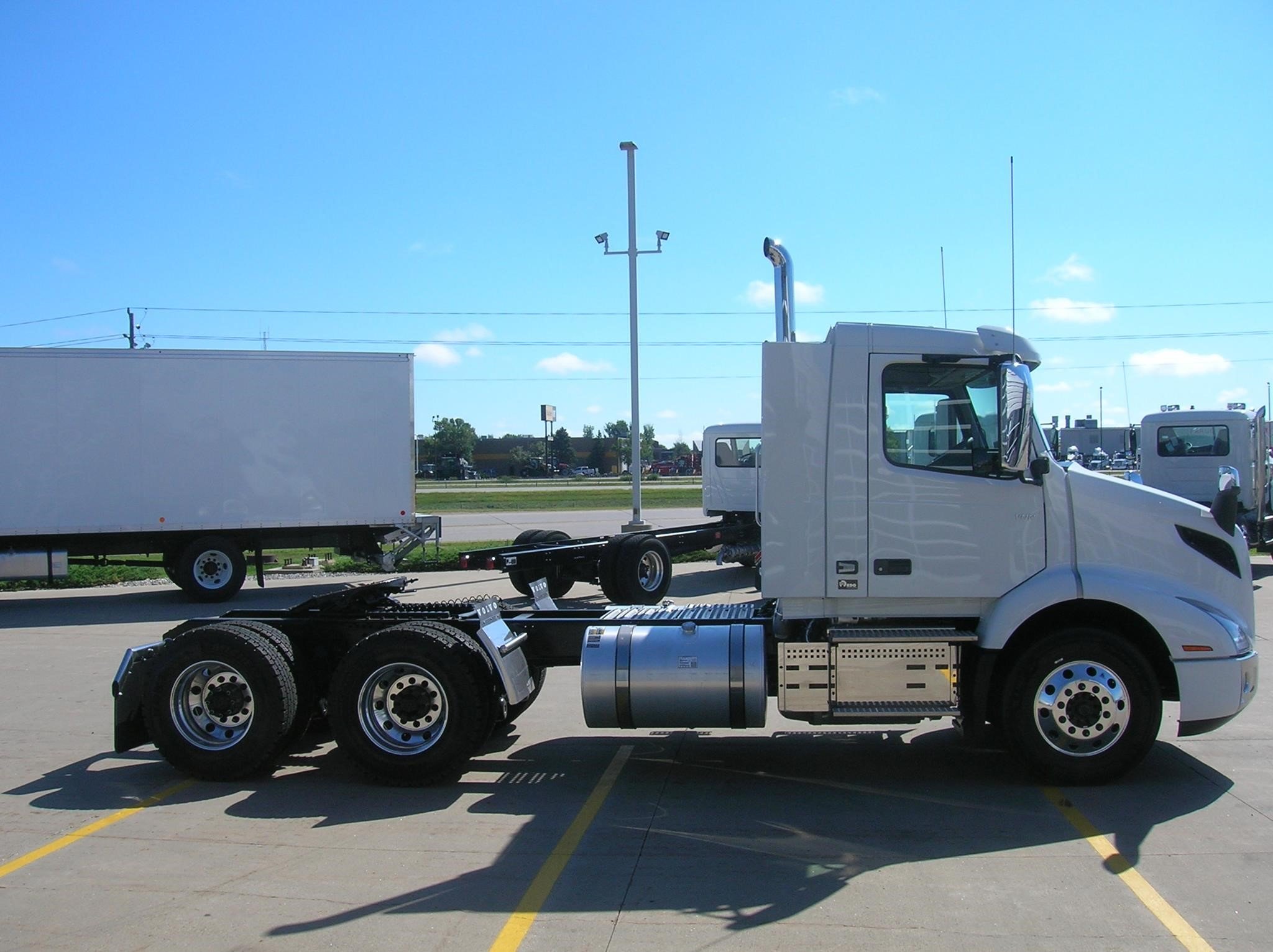 2026 VOLVO VNR64T300 - image 4 of 6