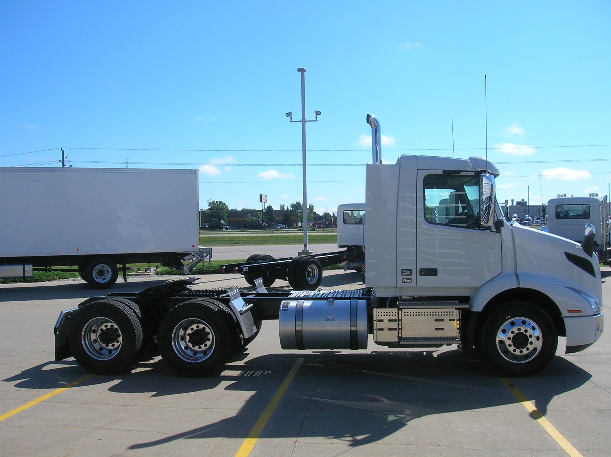 2026 VOLVO VNR64T300 - image 4 of 6