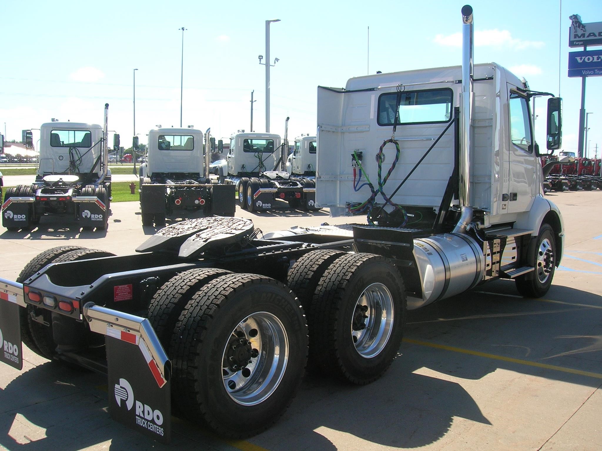 2026 VOLVO VNR64T300 - image 5 of 6