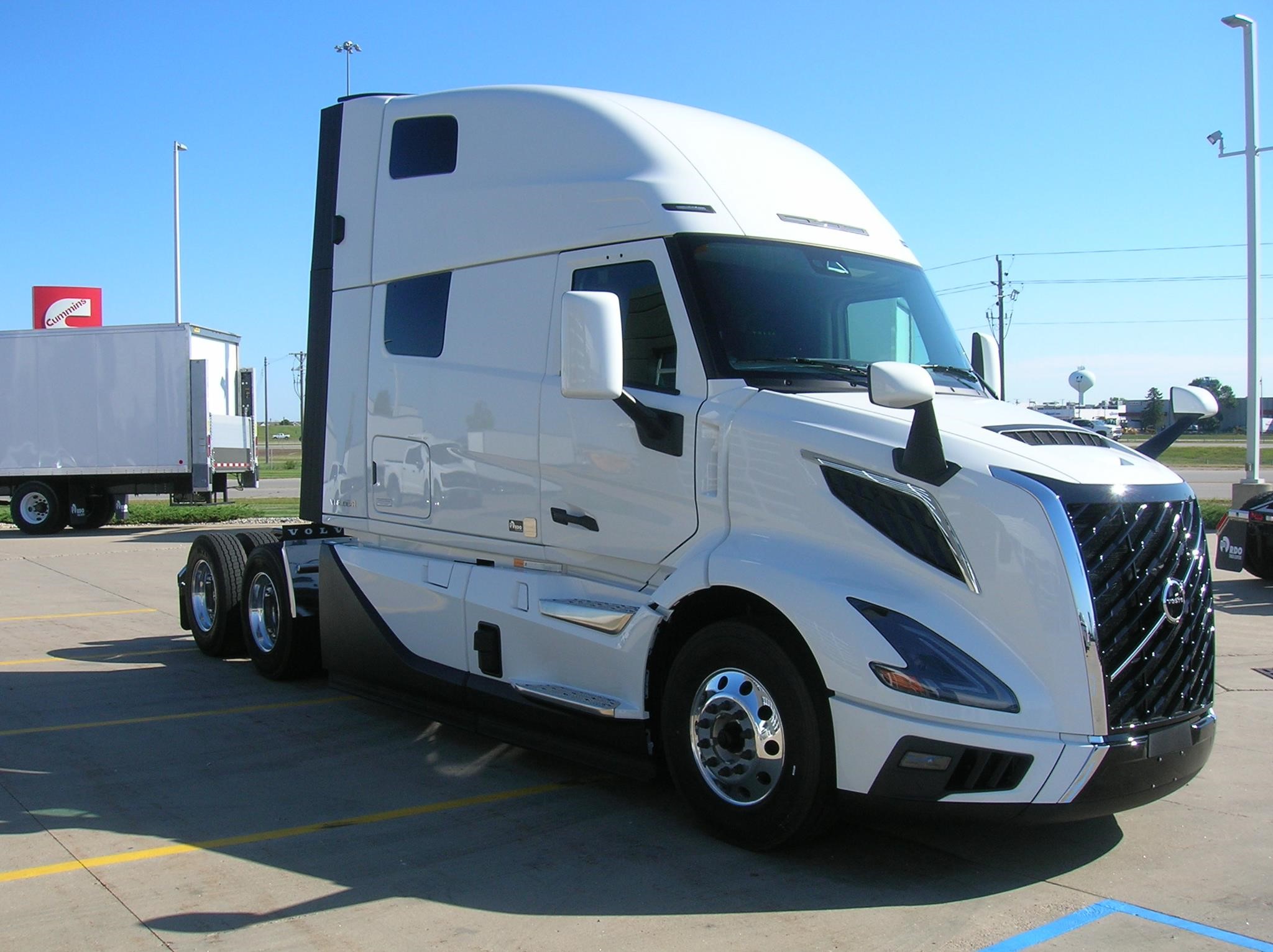 2026 VOLVO VNL64T860 - image 3 of 6