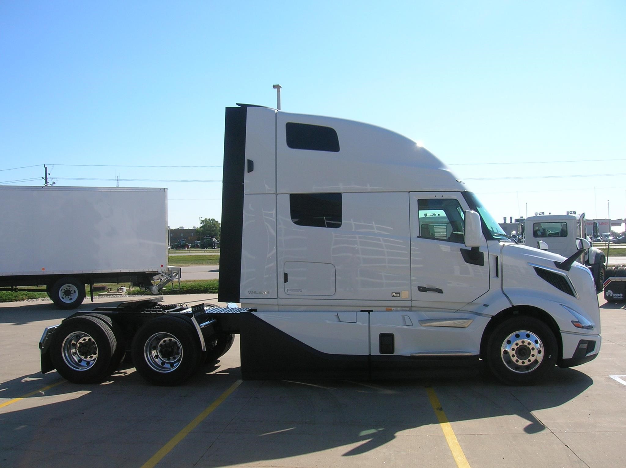2026 VOLVO VNL64T860 - image 4 of 6