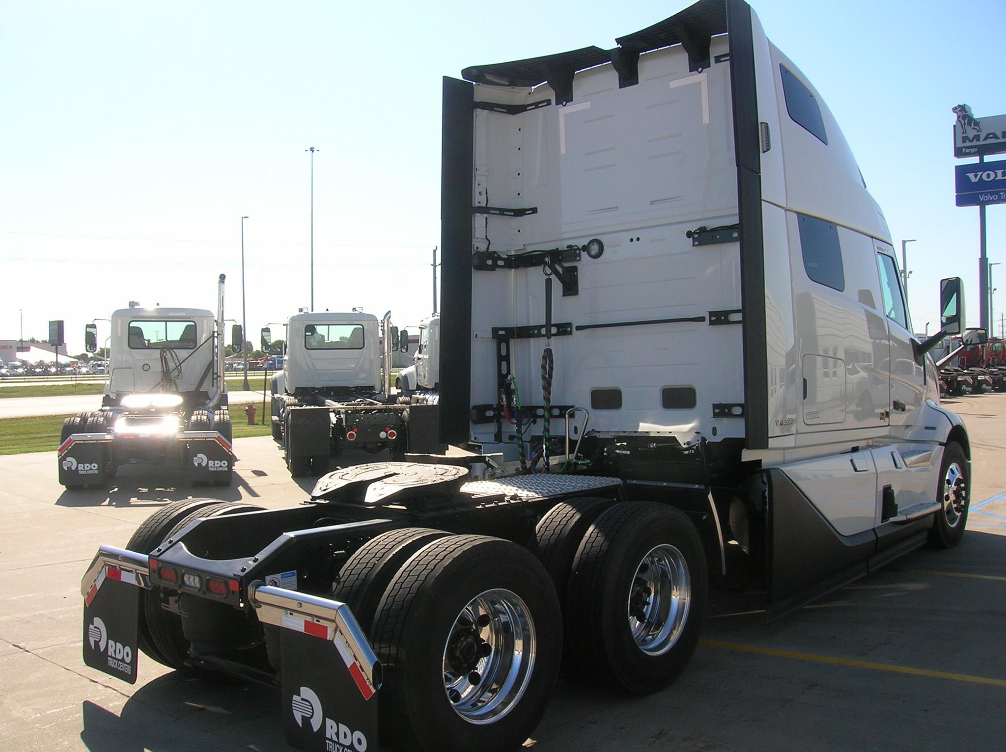 2026 VOLVO VNL64T860 - image 5 of 6