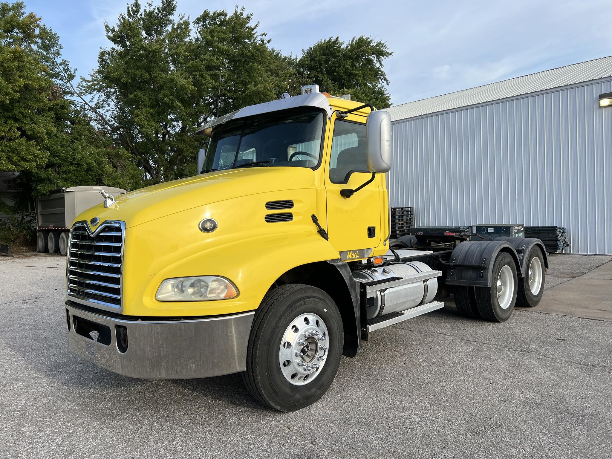 2006 MACK VISION CXN613 - image 1 of 6