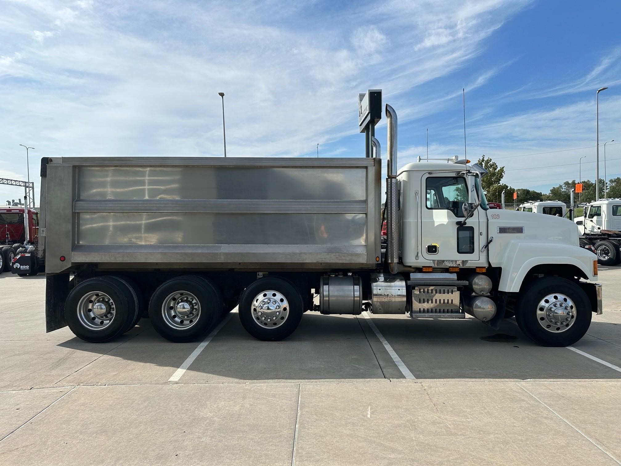 2016 MACK PINNACLE CHU613 - image 6 of 6