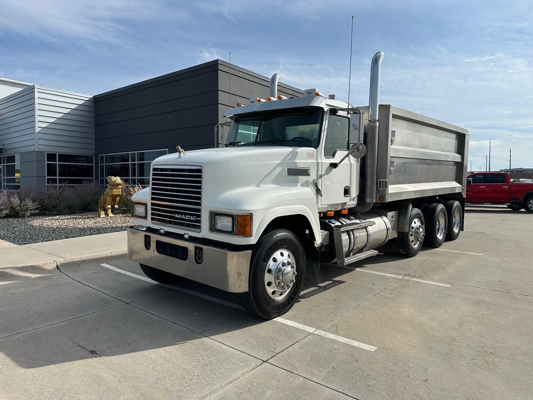 2016 MACK PINNACLE CHU613 - image 1 of 6
